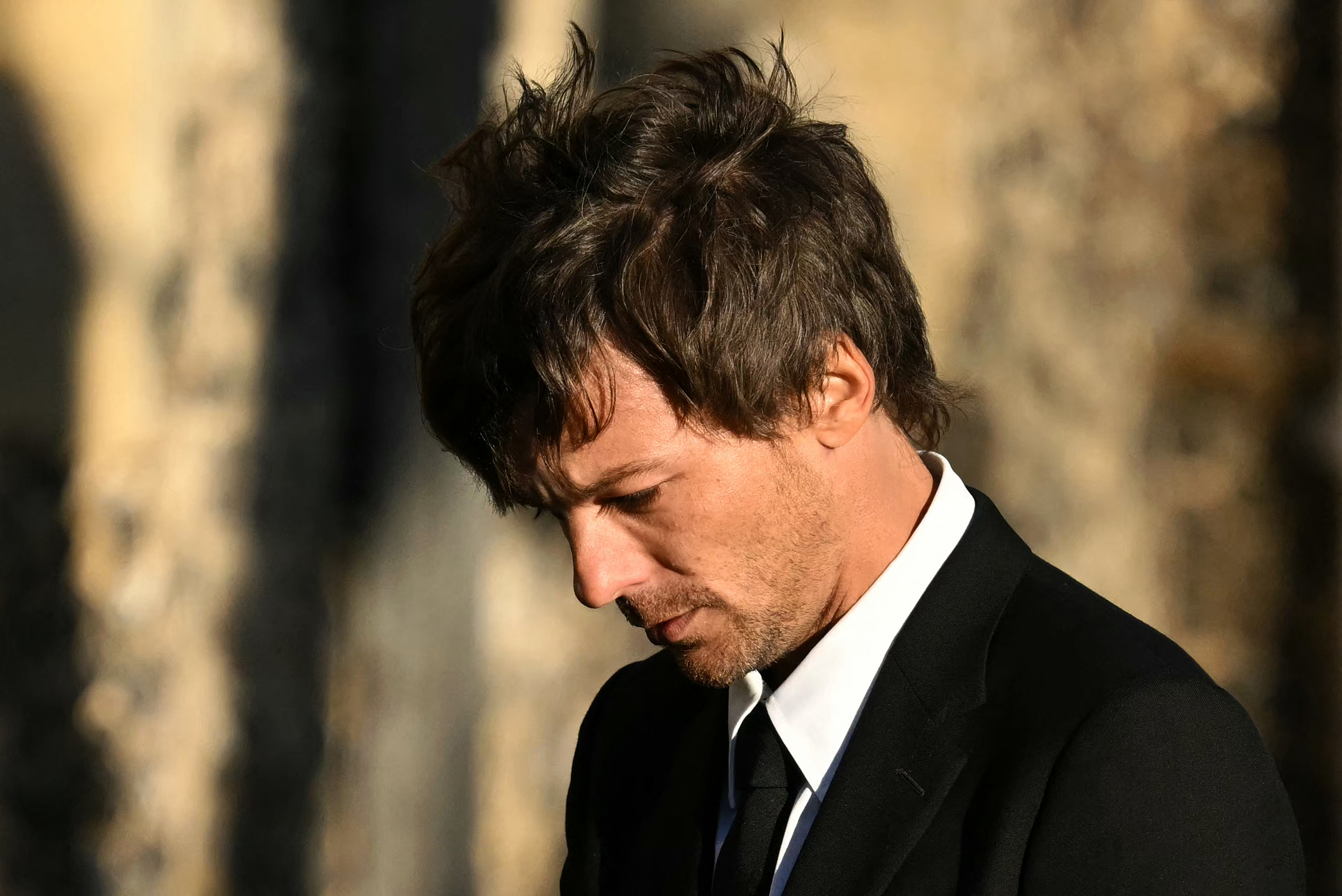 Louis Tomlinson verlässt die Beerdigung von Liam Payne in der St. Mary's Church in Amersham, London, am 20. November 2024 | Quelle: Getty Images