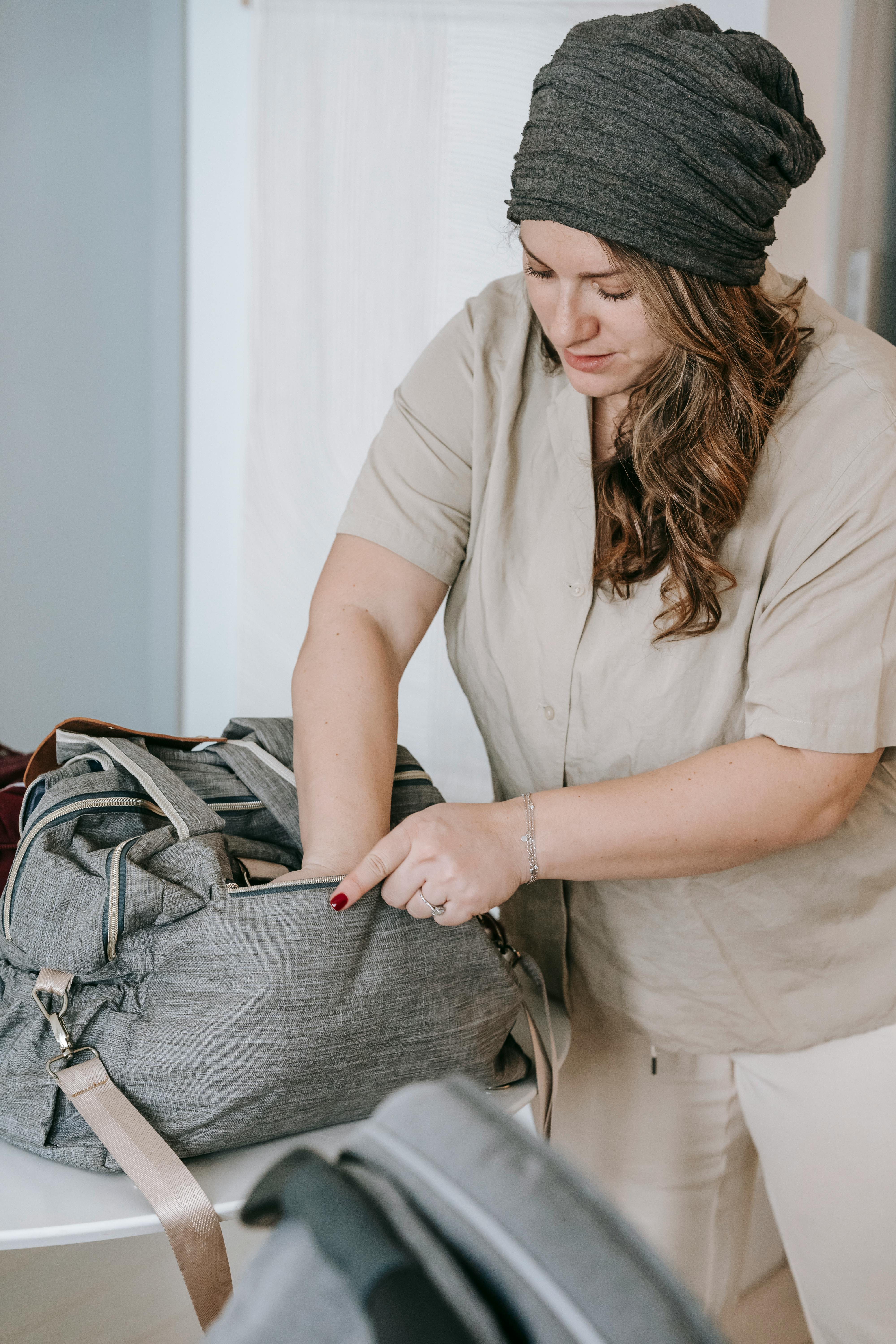 Eine Frau packt eine Tasche | Quelle: Pexels