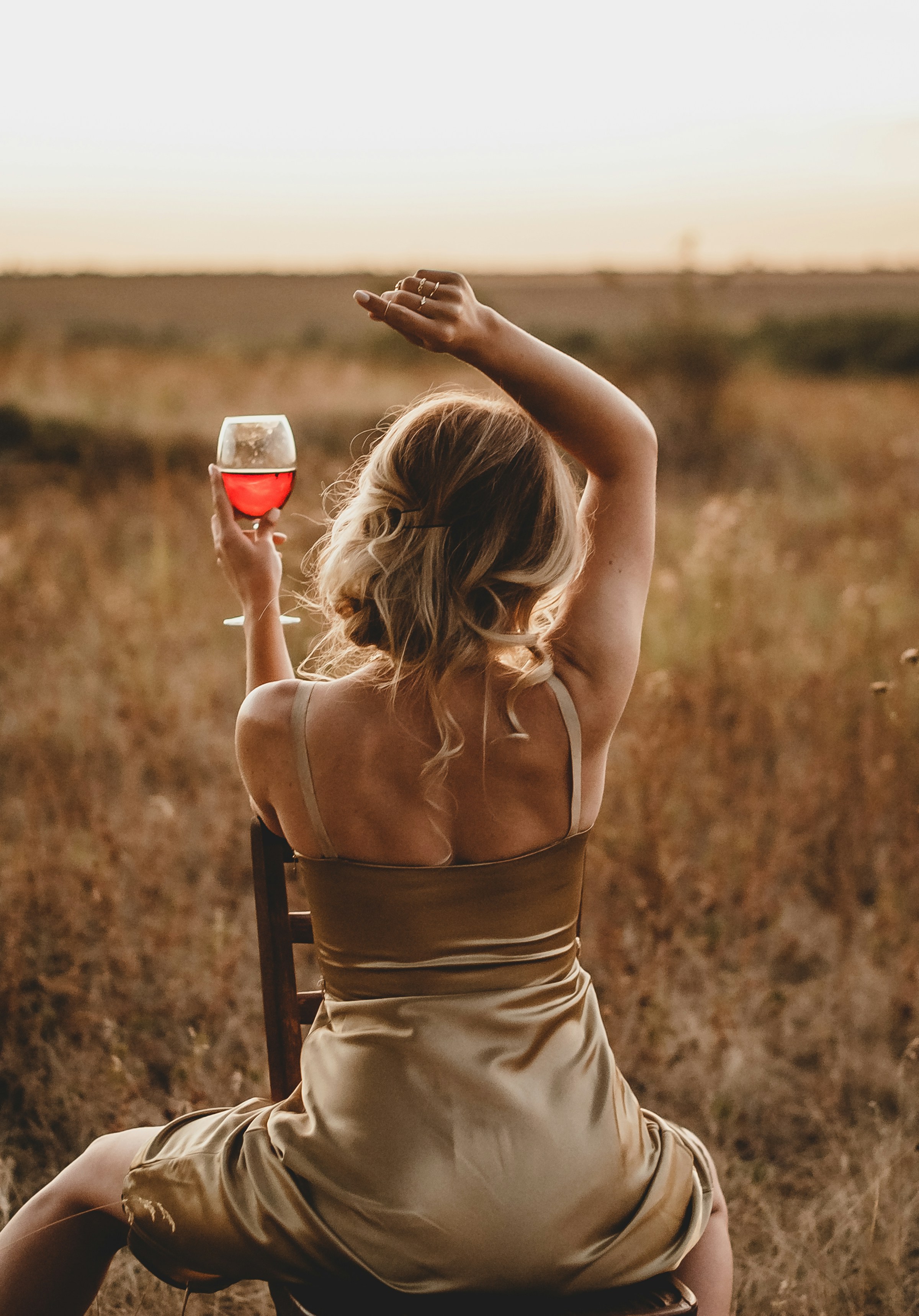 Eine Frau trinkt Wein | Quelle: Unsplash