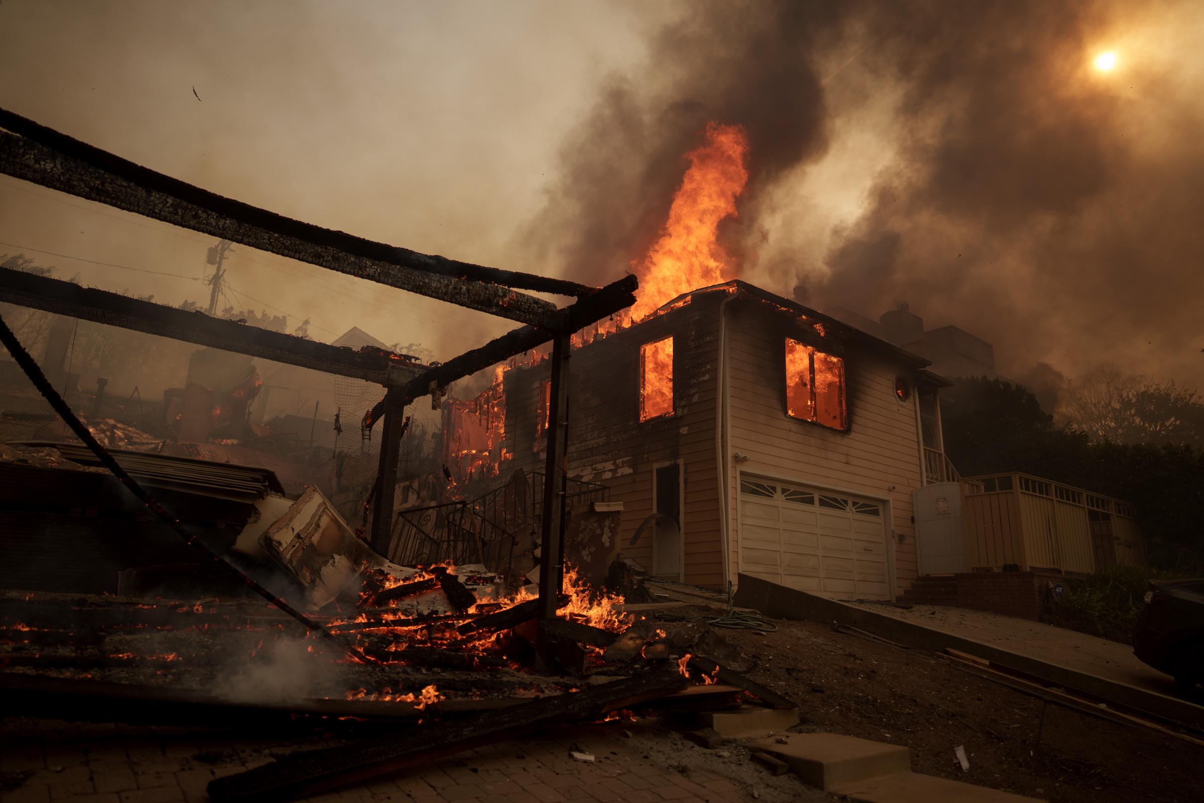 Die Flammen des Palisades-Feuers verbrennen am 8. Januar 2025 ein Haus im Stadtteil Pacific Palisades in Los Angeles, Kalifornien | Quelle: Getty Images