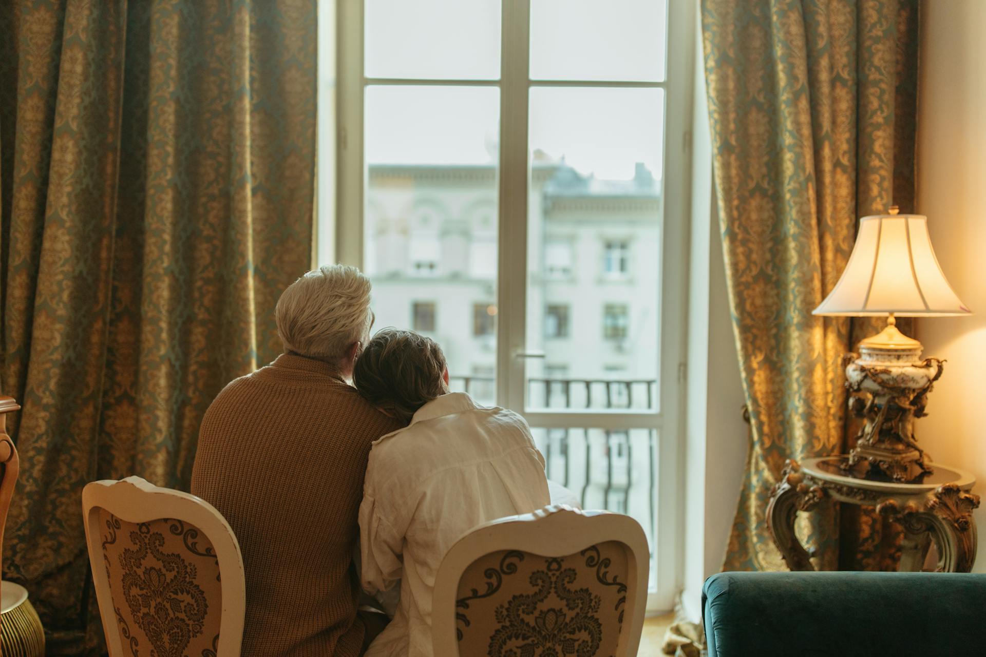 Ein älteres Ehepaar schaut aus dem Fenster | Quelle: Pexels