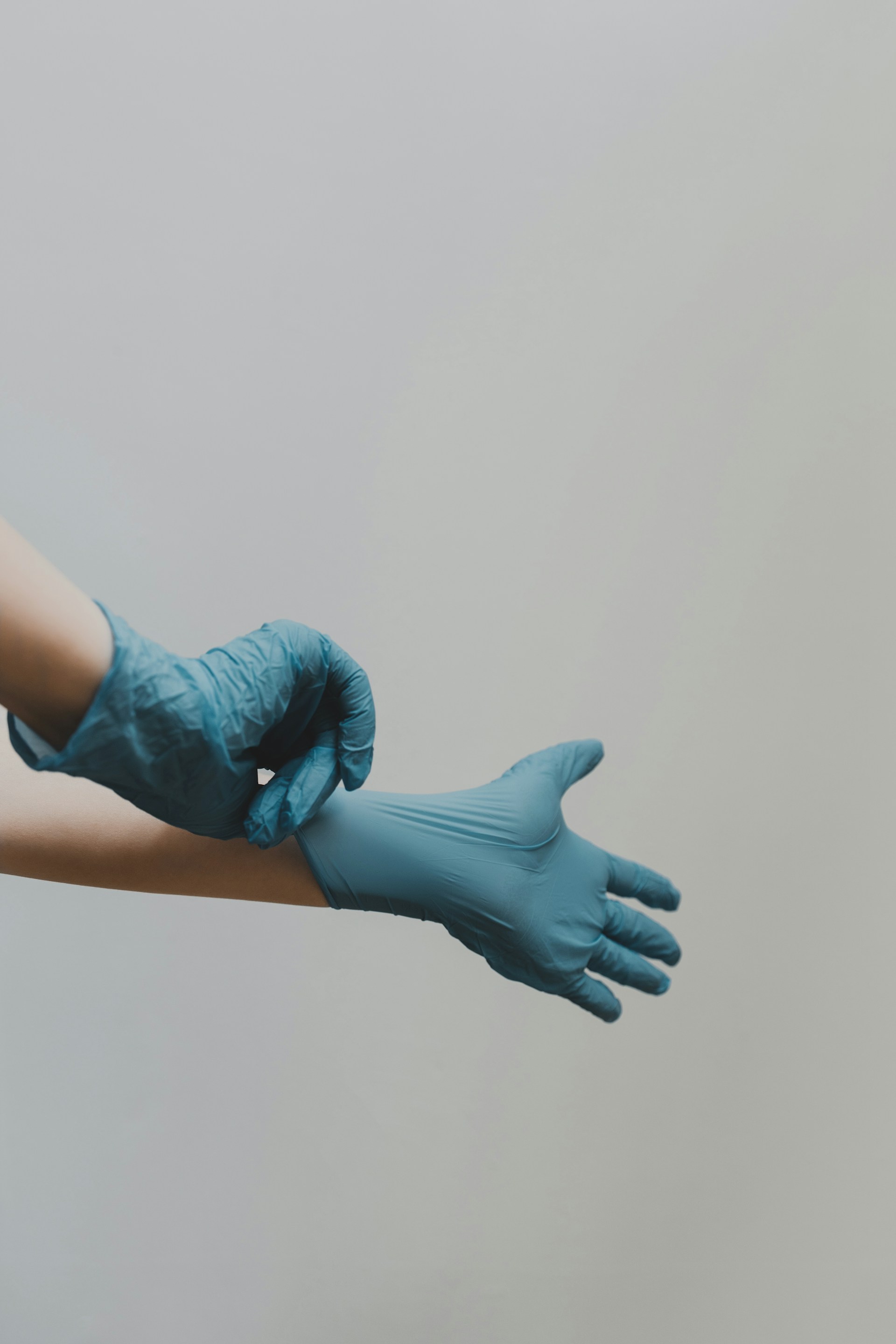 Ein Arzt mit OP-Handschuhen | Quelle: Unsplash