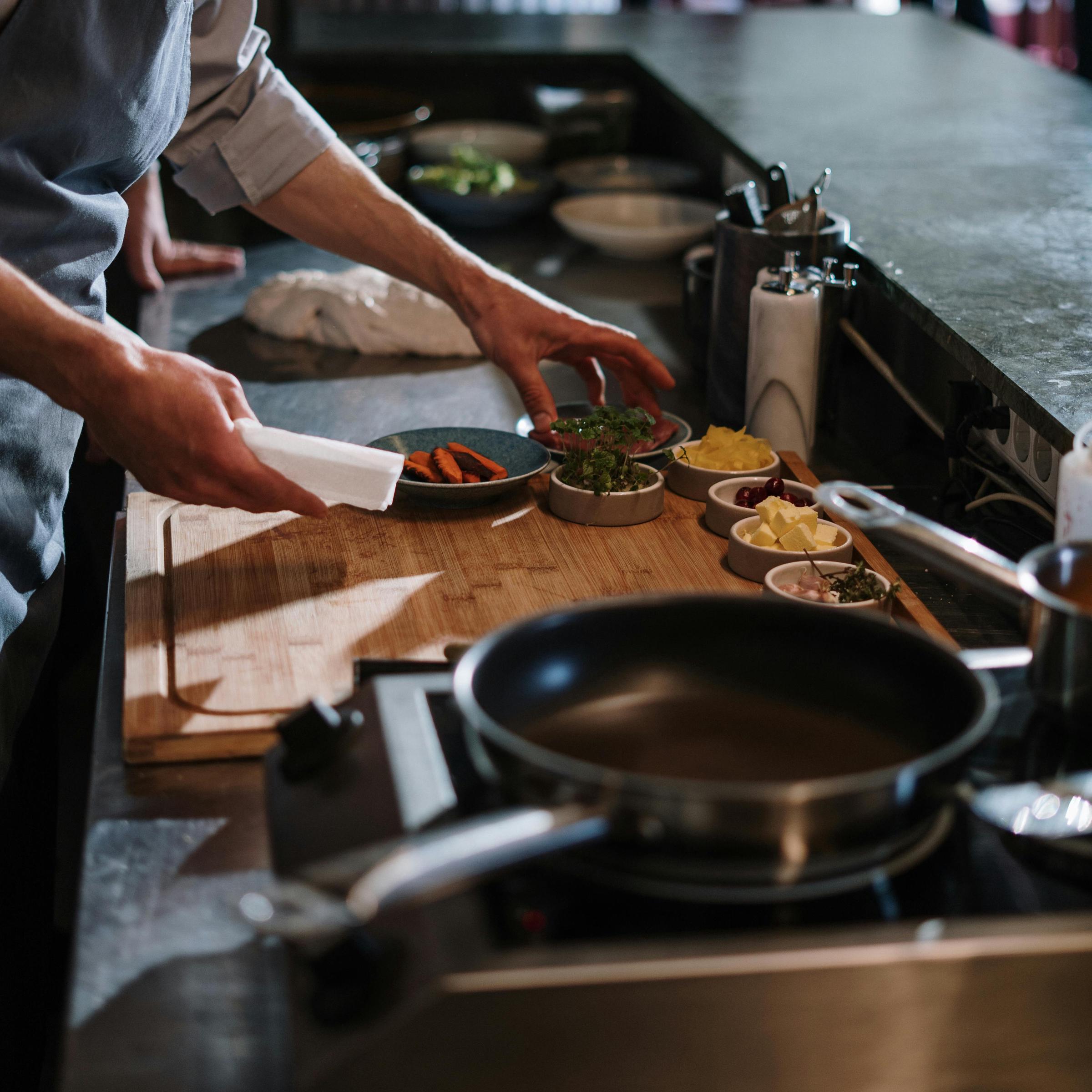 Ein Mann bereitet sich mit einer Vielzahl von Lebensmitteln und Utensilien auf das Kochen vor | Quelle: Pexels