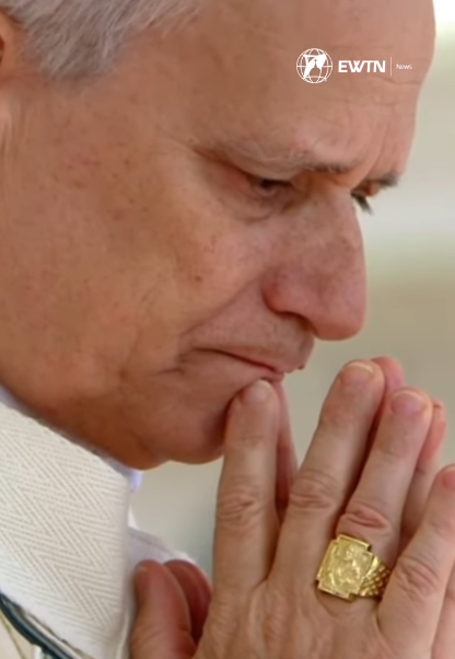 Papst Leo XIV. zeigt sich gerührt, nachdem er den Fischerring erhalten hat, vom 18. Mai 2025 | Quelle: Instagram/catholicnewsagency
