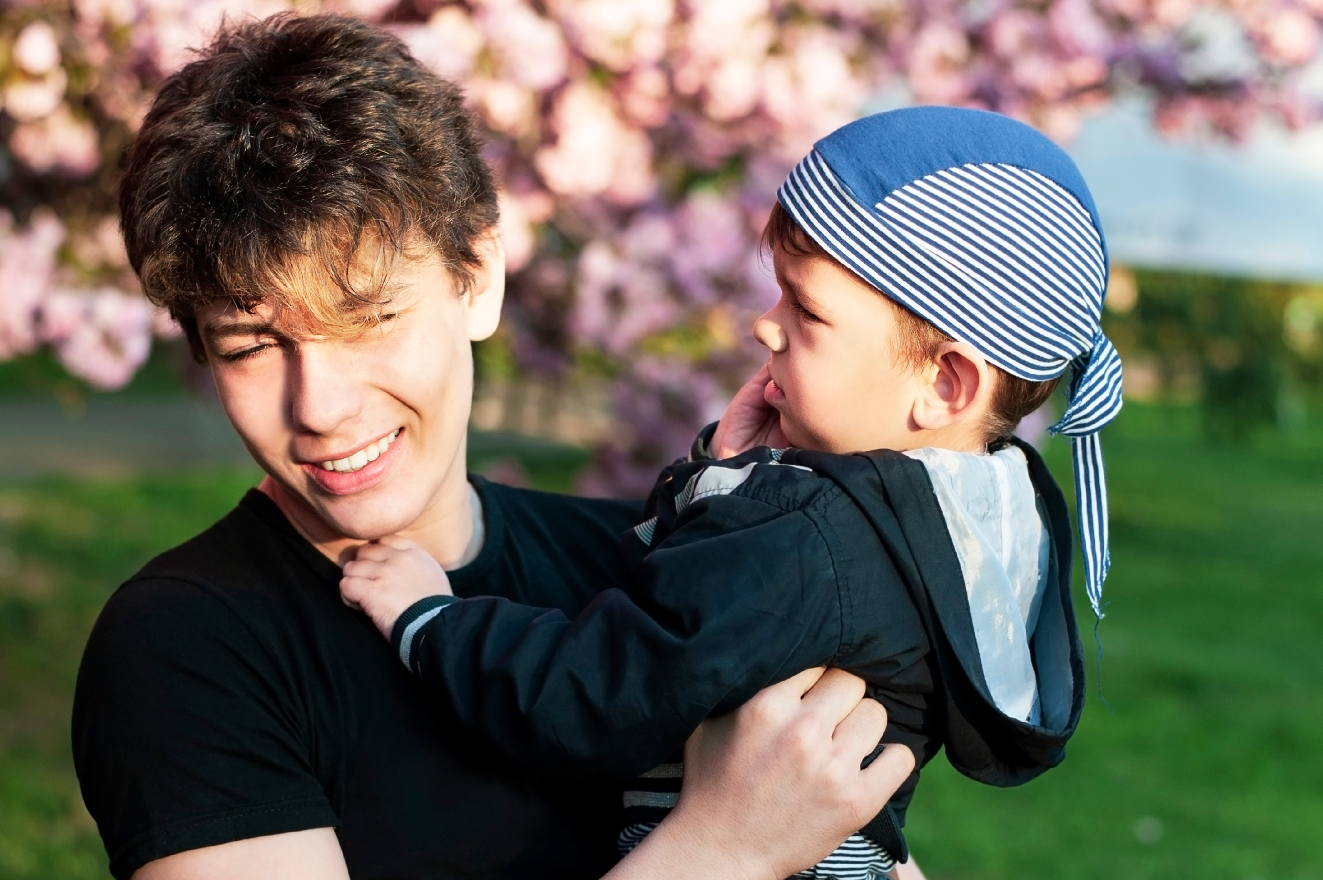 Ein Mann trägt einen kleinen Jungen | Quelle: Shutterstock