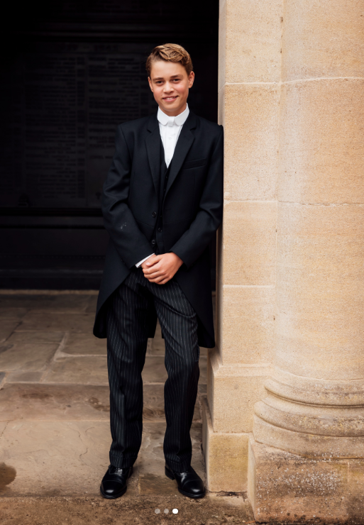 Auf einem weiteren Ganzkörperporträt stand George in seiner neuen Eton-Uniform neben einer Steinsäule. Sein zunehmend reifes Aussehen wurde zu einem wiederkehrenden Thema in den Kommentaren. | Quelle: Instagram/princeandprincessofwales