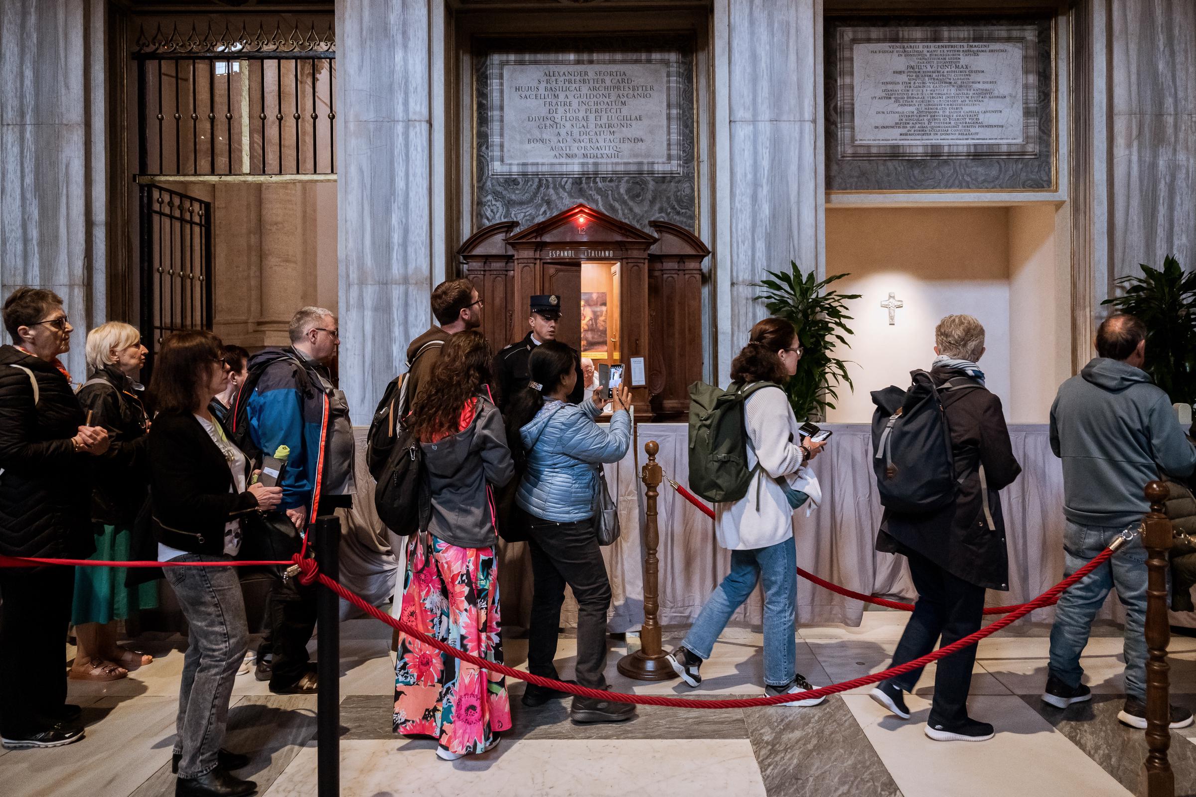 Besucher versammeln sich am 28. April 2025 vor der Hauptkirche St. Maria in Rom, um das Grab von Papst Franziskus zu würdigen. | Quelle: Getty Images