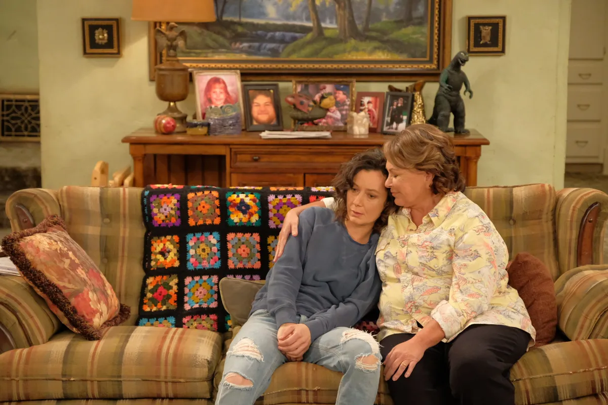 Das Mädchen und Roseanne Barr in einer Szene aus "Roseanne", ca. 2017 | Quelle: Getty Images