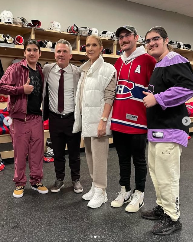 Céline Dion und ihre Söhne posieren mit den Montreal Canadiens am 2. November 2023 | Quelle: Instagram/celinedion