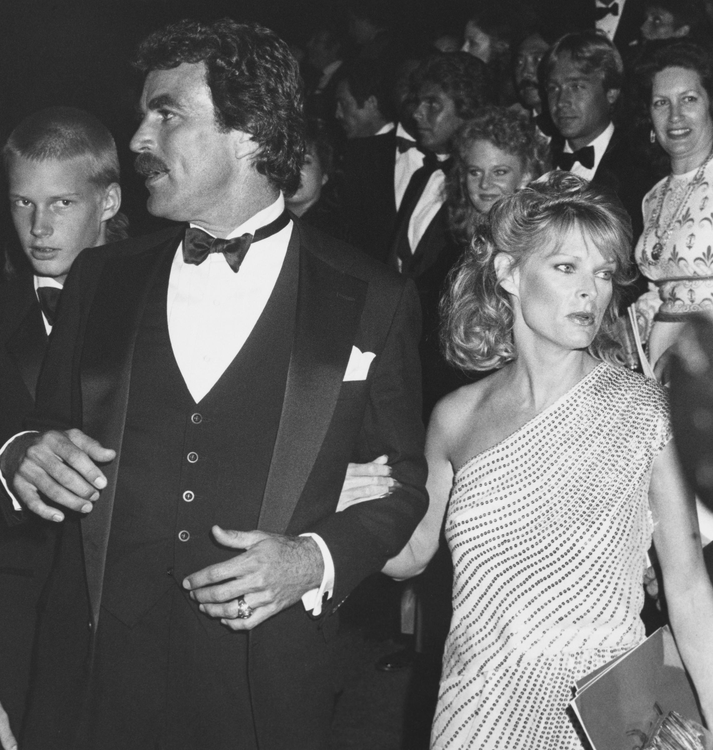 Kevin Shepard, Tom Selleck und Jacqueline Ray besuchen die 34. Primetime Emmy Awards am 19. September 1982 in Pasadena, Kalifornien. | Quelle: Getty Images