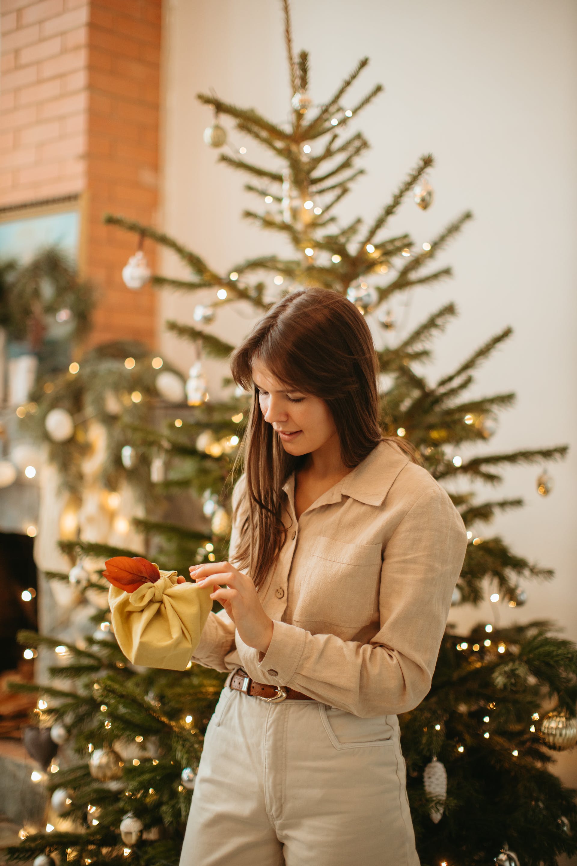 Eine Frau öffnet ihr Weihnachtsgeschenk | Quelle: Pexels