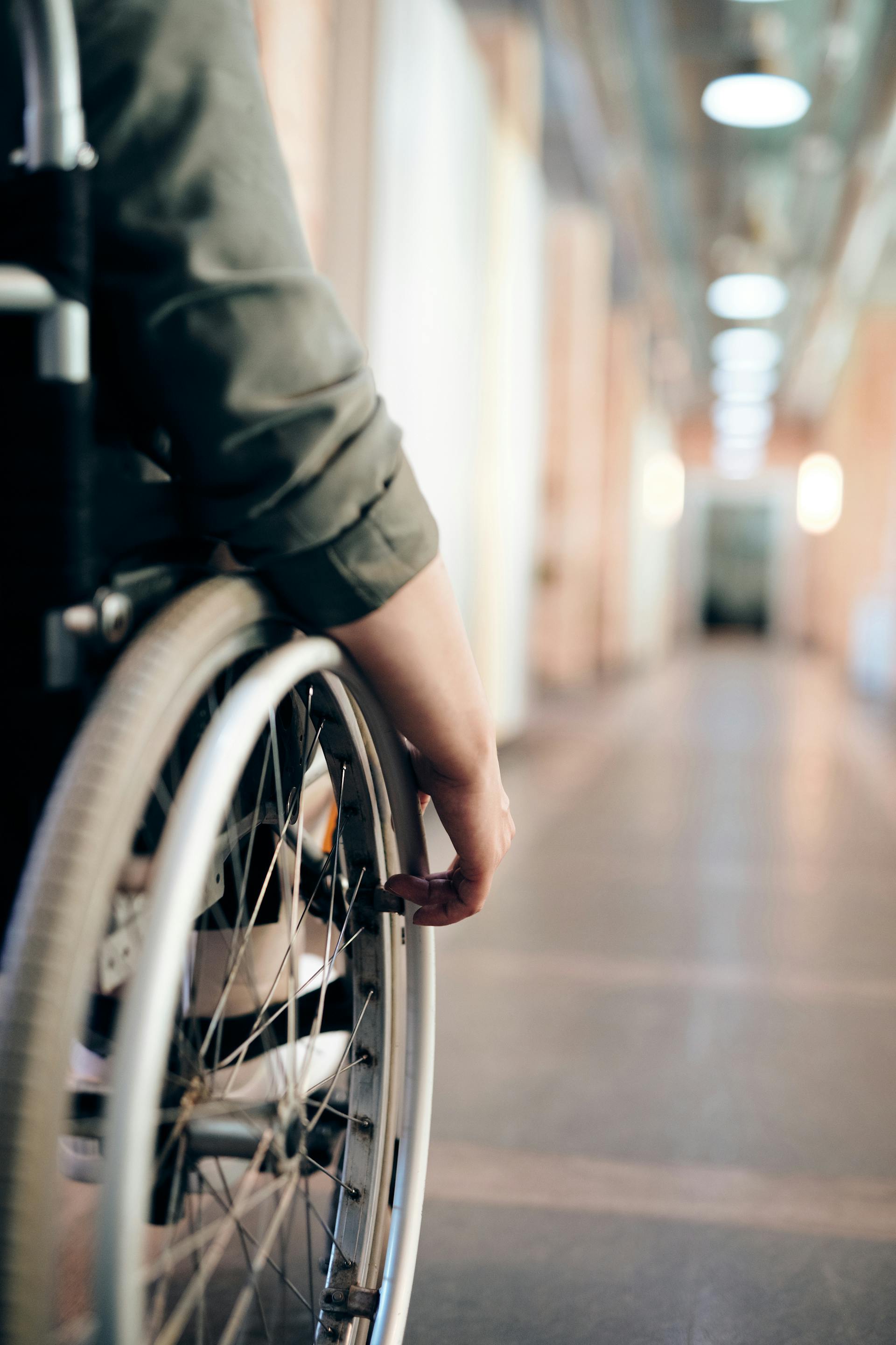 Eine Person in einem Rollstuhl | Quelle: Pexels