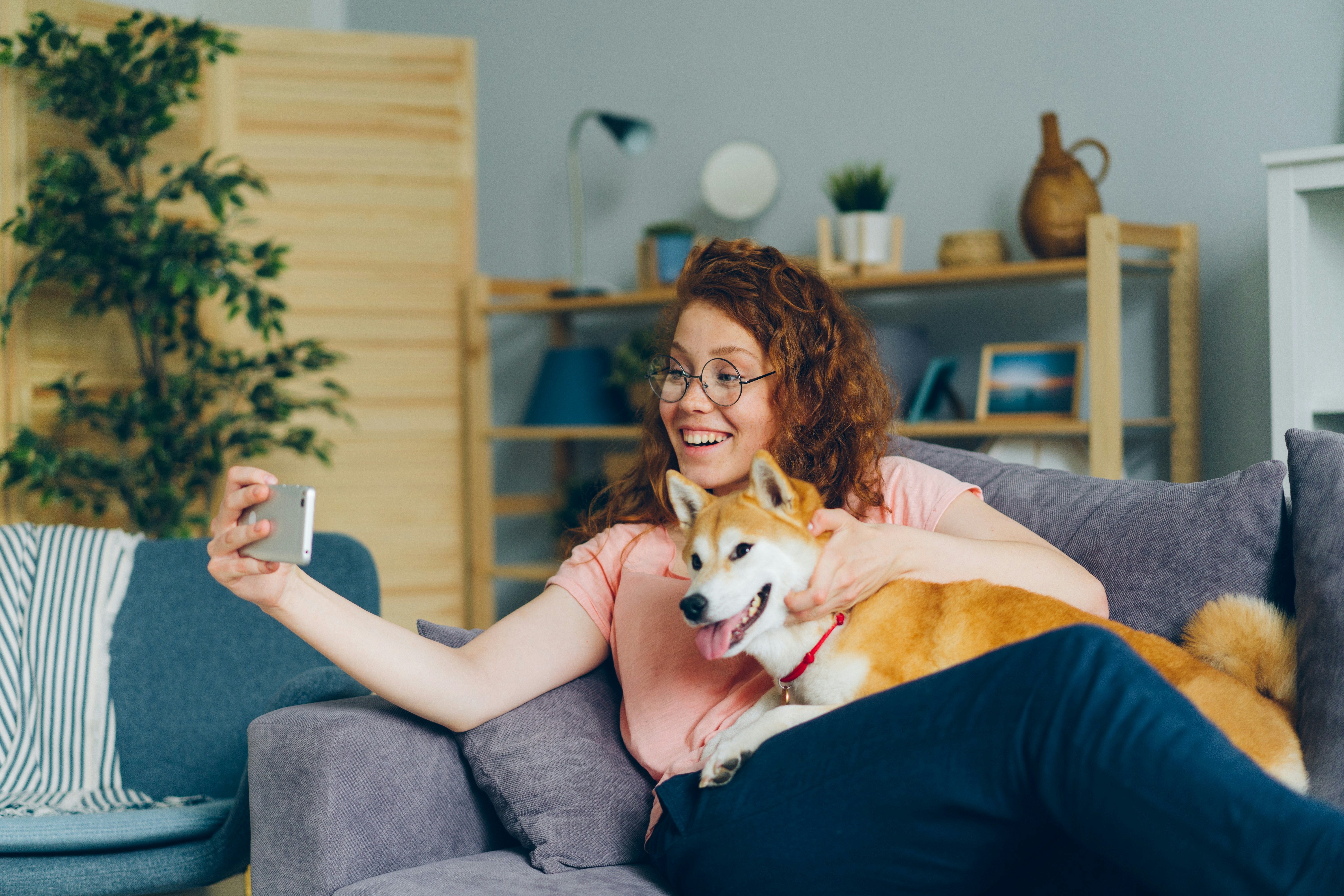 Eine Frau, die mit ihrem Hund glücklich ist | Quelle: Unsplash