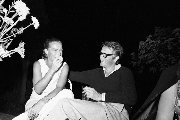 Romy Schneider und ihr Ehemann Harry Meyen auf einer Party im August 1968 in Saint-Tropez, Frankreich | Quelle: Getty Images