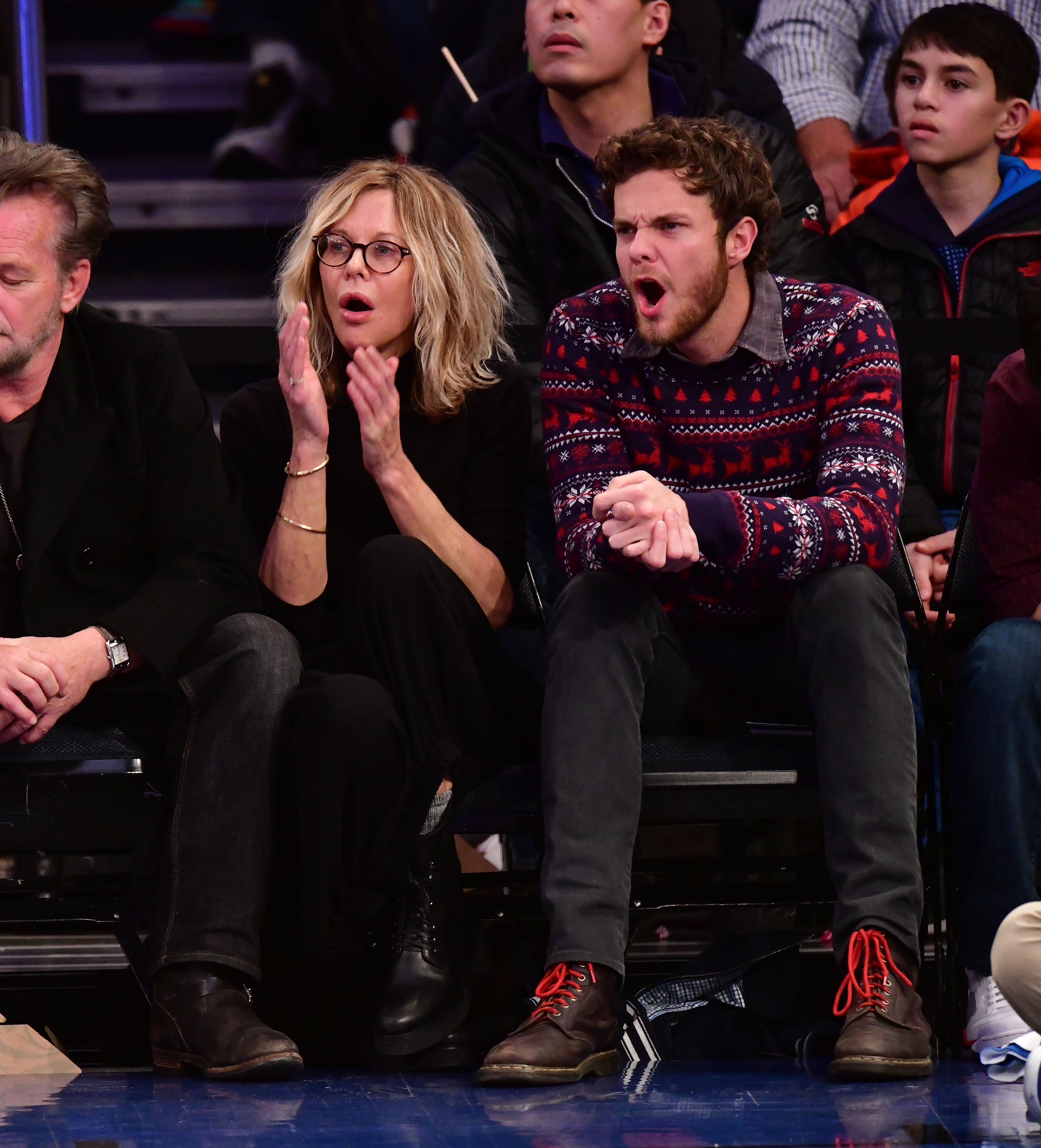 Meg Ryan und Jack Quaid besuchen ein Basketballspiel am 25. Dezember 2017 in New York City. | Quelle: Getty Images