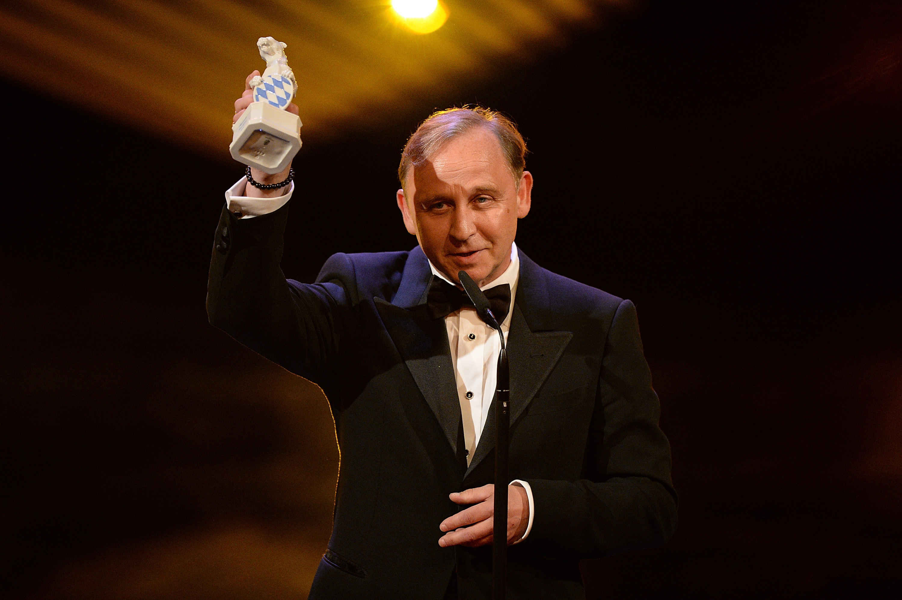 Alexander Held erhält den Preis als Bester Schauspieler beim Bayerischen Fernsehpreis am 23. Mai 2014 in München | Quelle: Getty Images