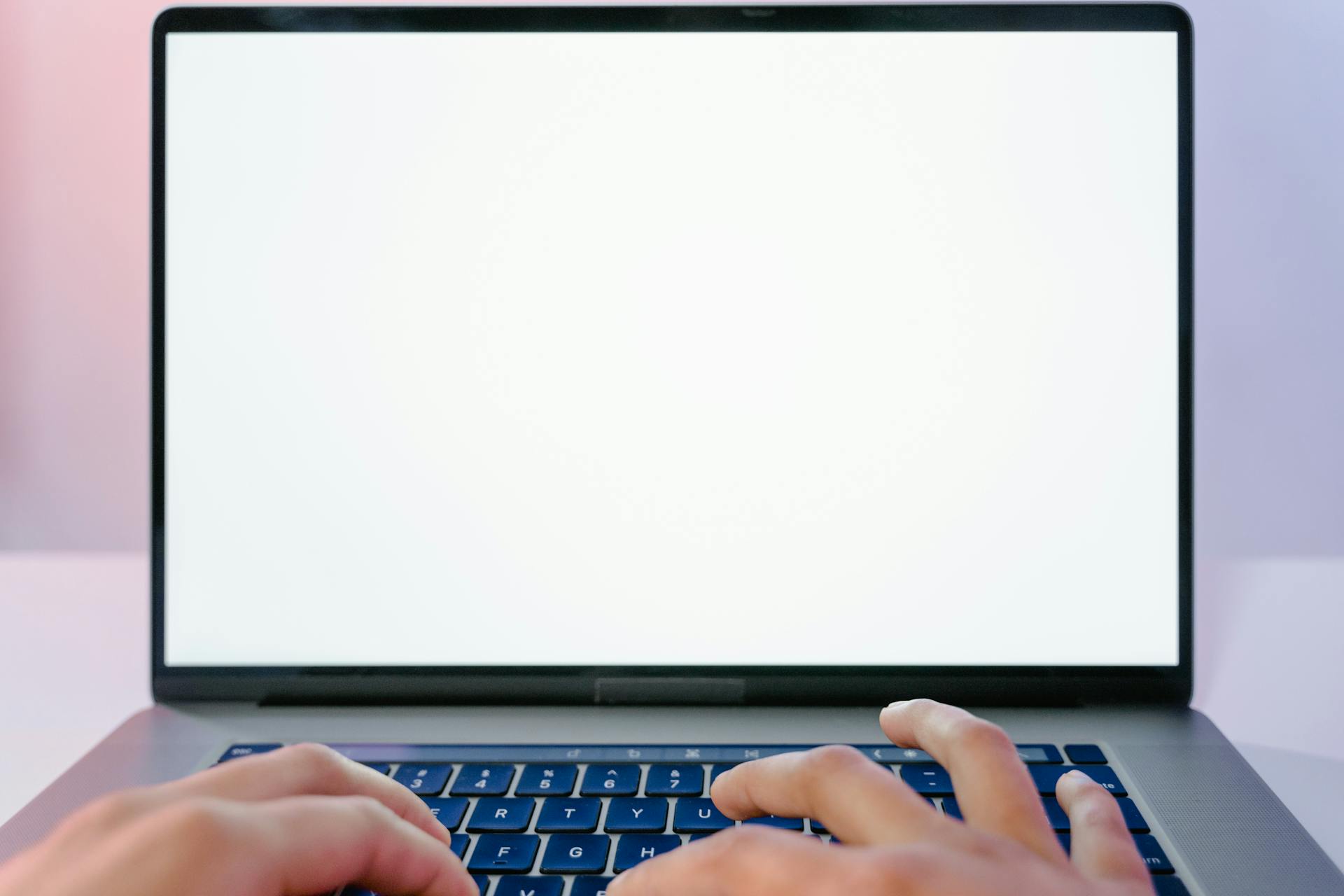 Ein Mann tippt auf einem Laptop | Quelle: Pexels