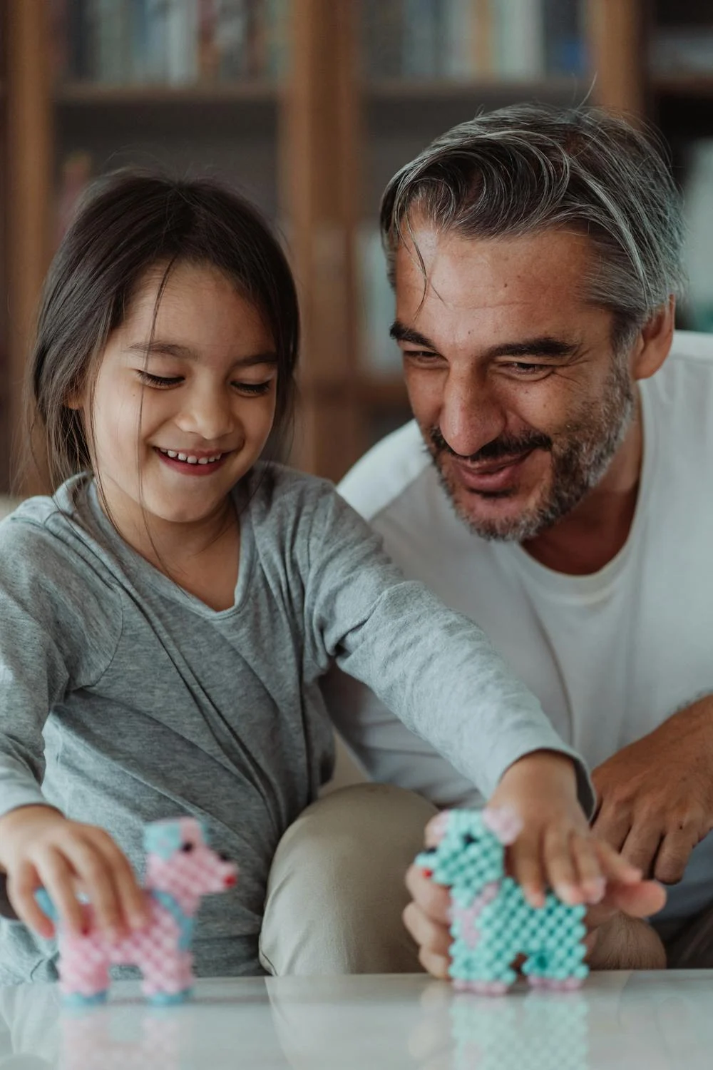 Ein Mann spielt mit seiner Tochter | Quelle: Pexels