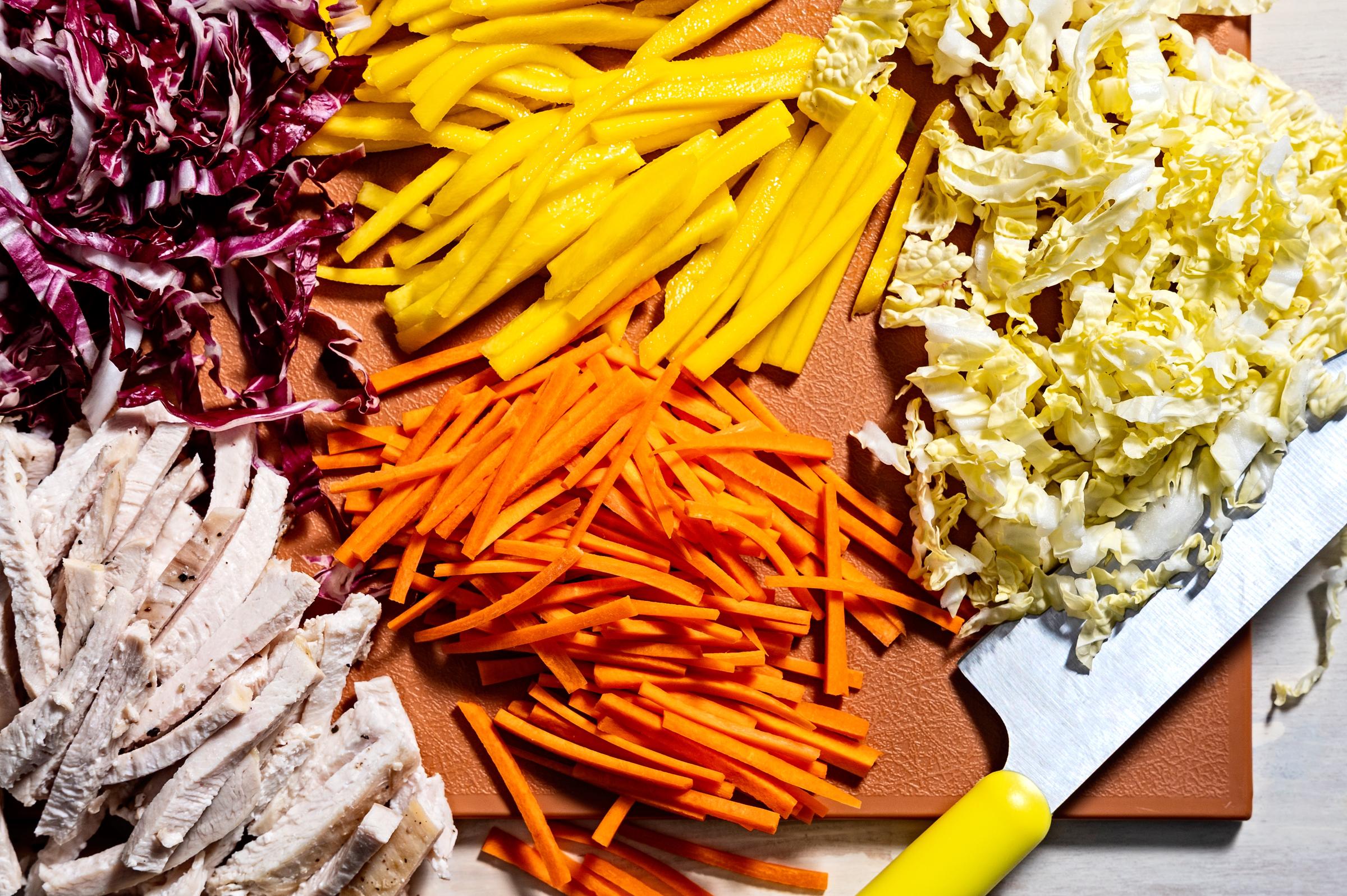 Radicchio, Mango, Kohl, Karotten und geschnittenes Hähnchen | Quelle: Getty Images