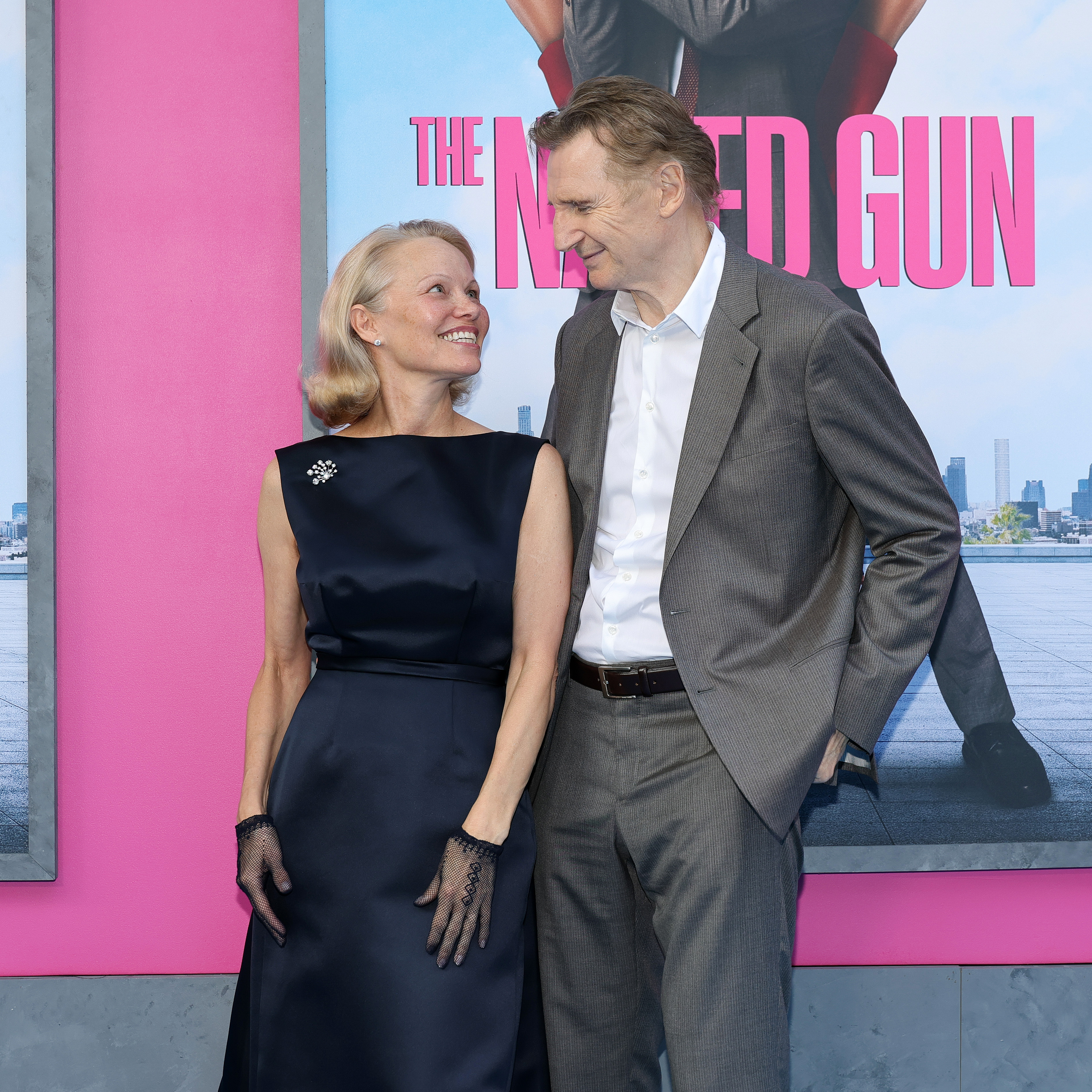 Pamela Anderson und Liam Neeson besuchen die Premiere von „Die nackte Kanone“ am 28. Juli 2025 in New York City. | Quelle: Getty Images