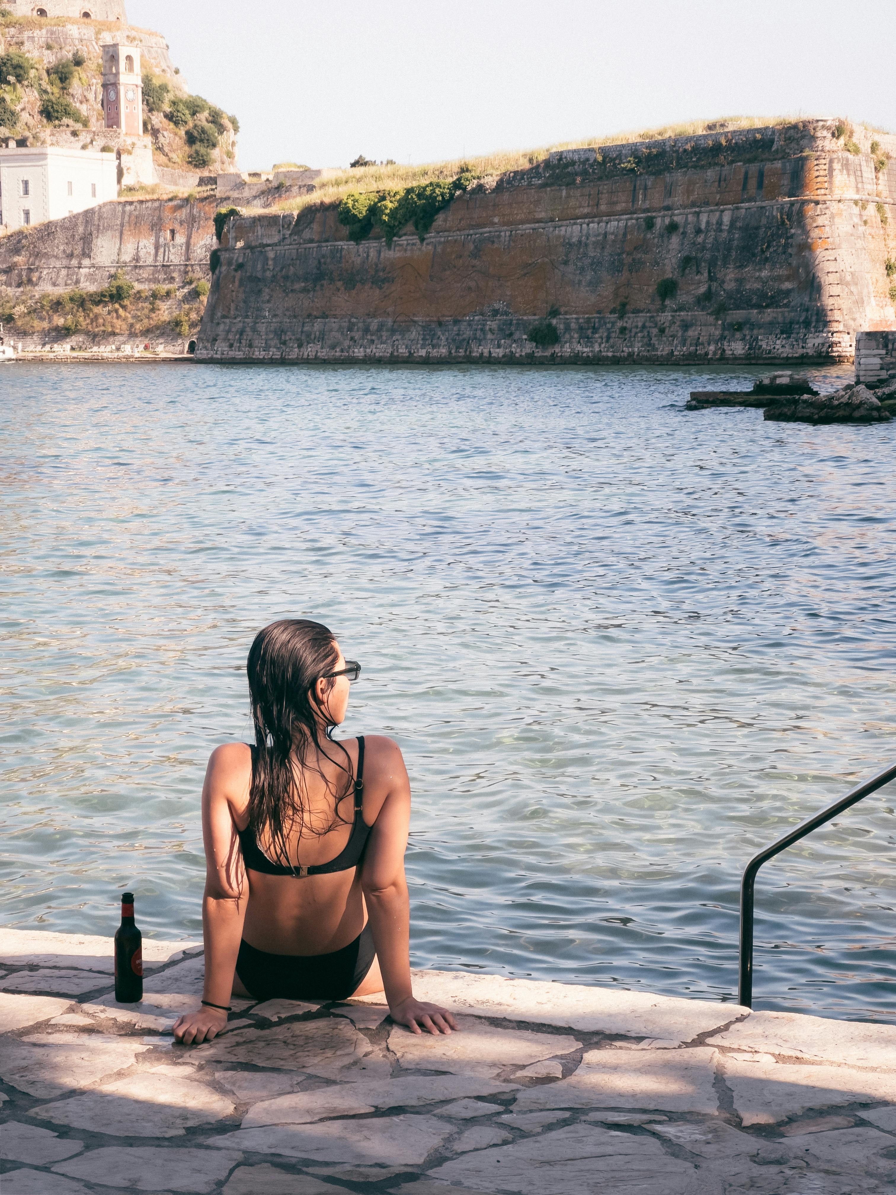 Frau entspannt an einem sonnigen Tag | Quelle: Pexels