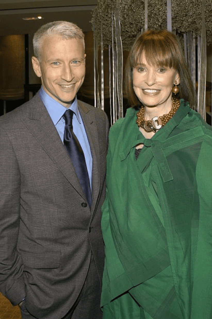 Anderson Cooper und Gloria Vanderbilt im Tiffany Store in New York. | Quelle: Getty Images