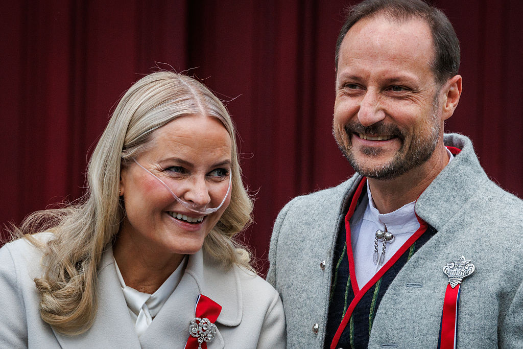 Die norwegische Kronprinzessin Mette-Marit (links) und der norwegische Kronprinz Haakon nehmen am 17. Mai 2026 in Oslo, Norwegen, an den Feierlichkeiten zum norwegischen Verfassungstag mit einem Kinderumzug in ihrer Residenz Skaugum teil. | Quelle: Getty Images