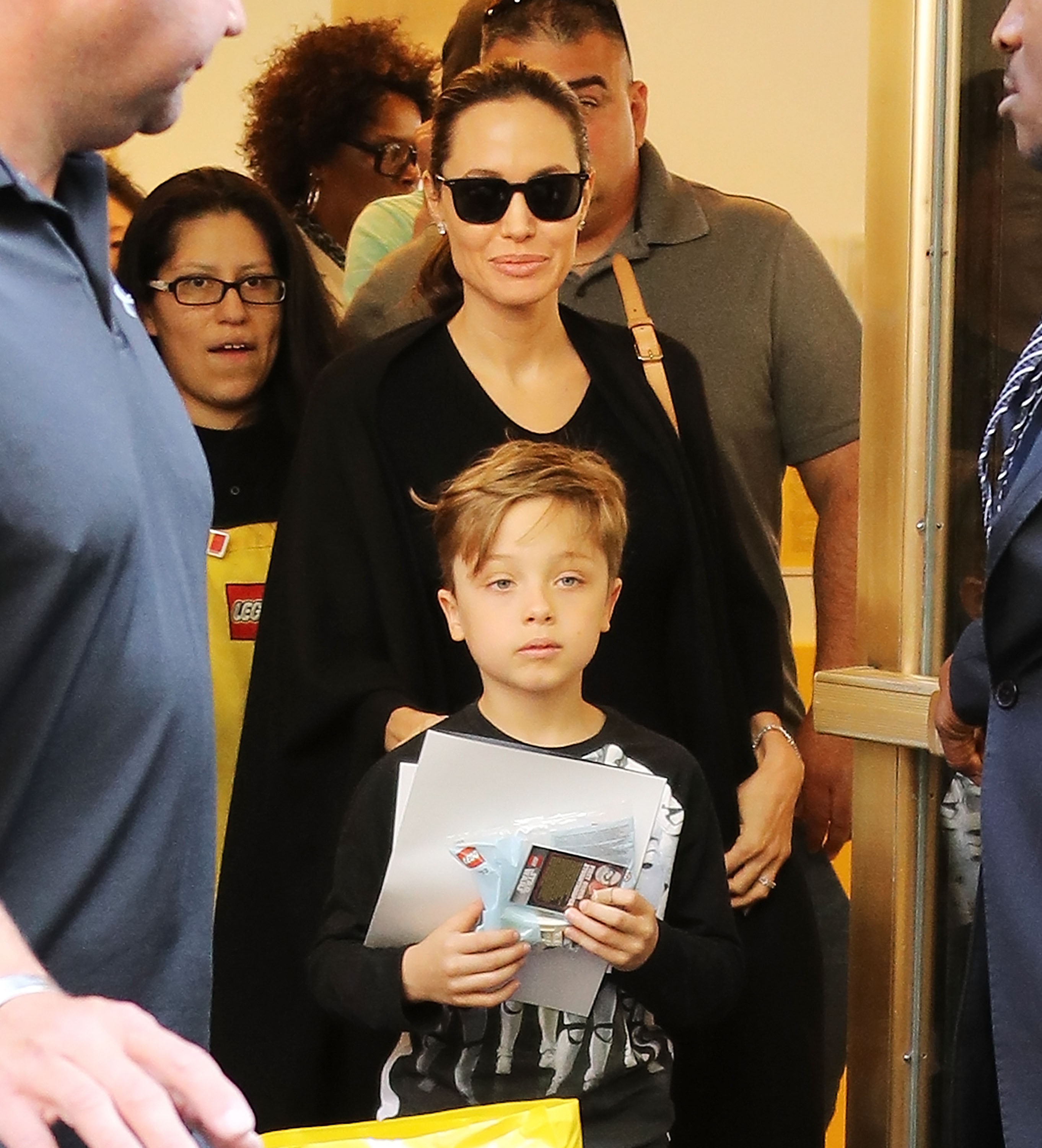 Angelina Jolie und Knox Jolie-Pitt werden am 18. Juni 2016 in New York City fotografiert. | Quelle: Getty Images