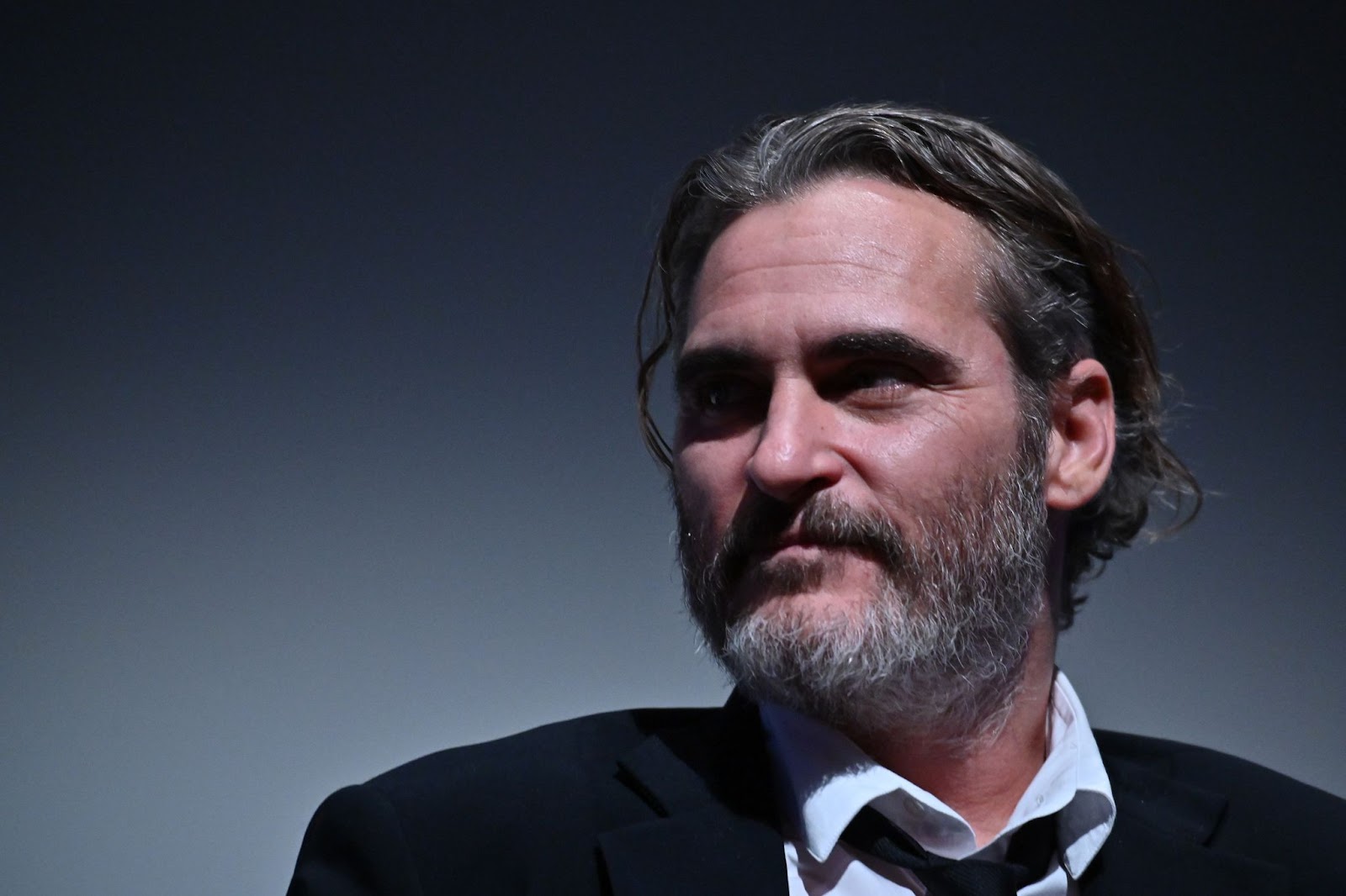 Am 2. Oktober 2019 besuchte Joaquin Phoenix das 57. New York Film Festival. In einem dunklen Anzug und mit offenem Kragen verkörperte er seinen intensiven, grüblerischen Stil, als er über seine Arbeit in "Joker" sprach. | Quelle: Getty Images