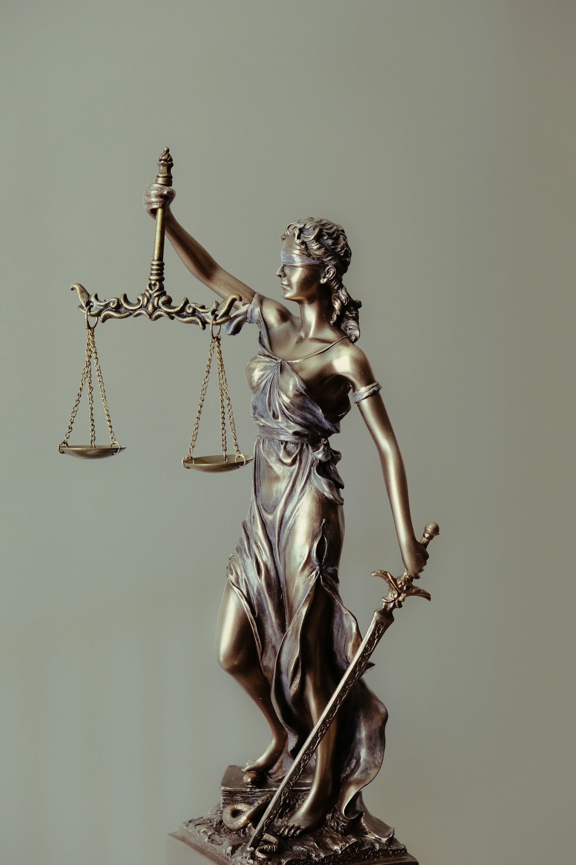 Statue der Lady Justice, die die Waage hält | Quelle: Unsplash