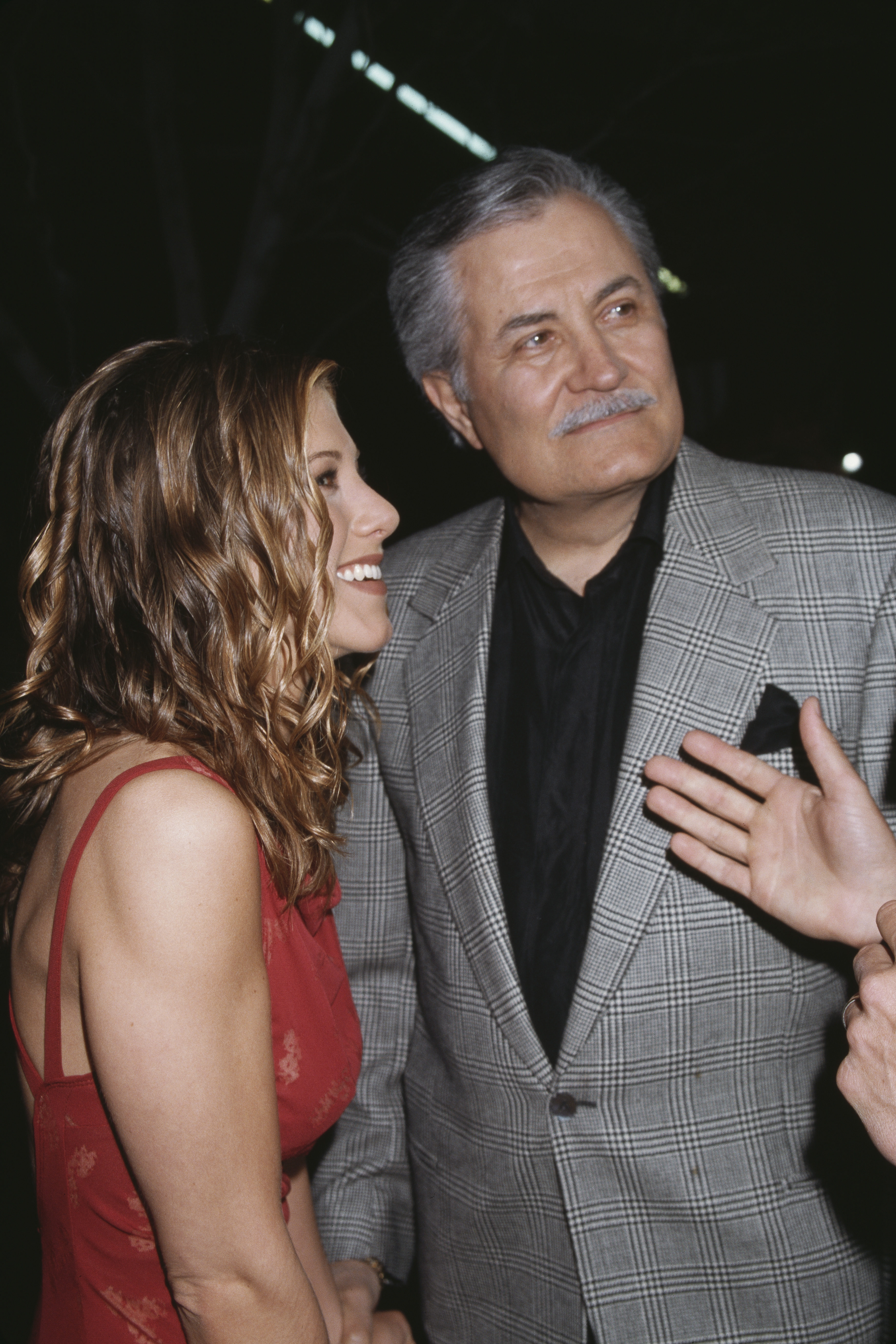 Jennifer Aniston und ihr Vater, der Schauspieler John Aniston in Kalifornien im Jahr 1998 | Quelle: Getty Images