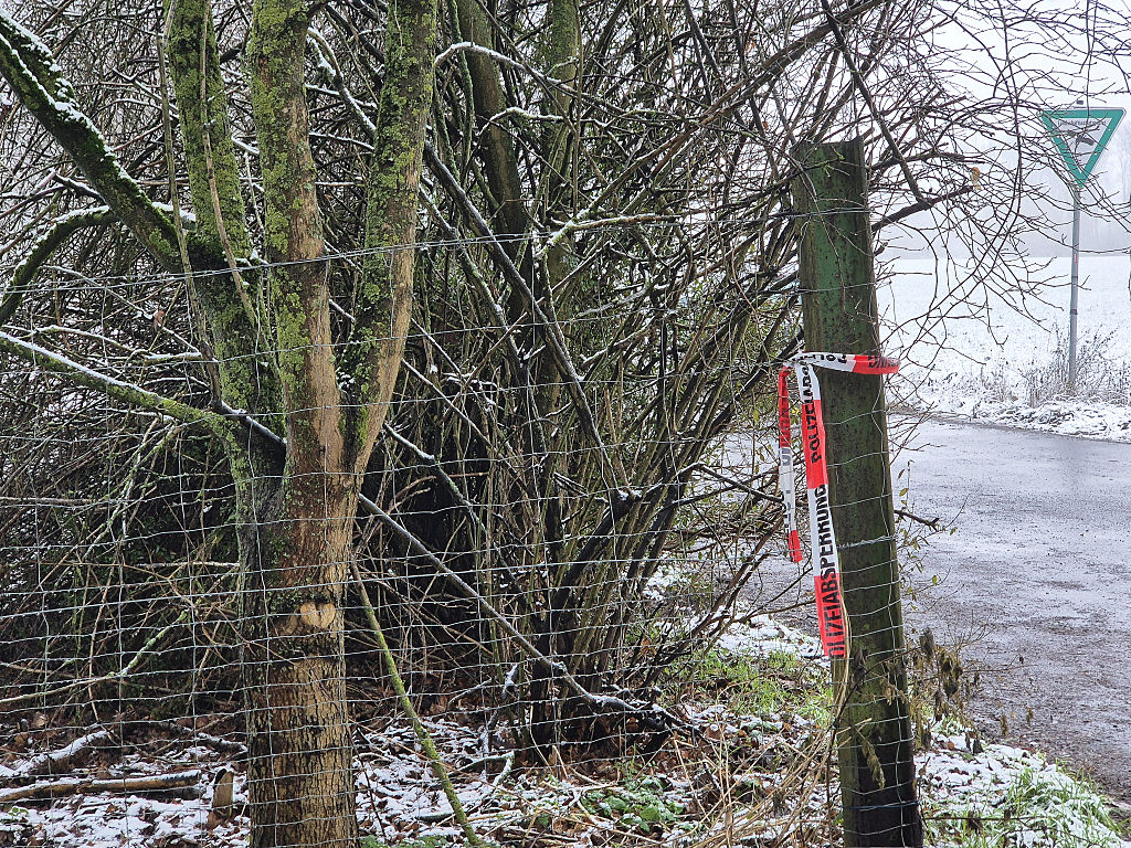 29. Januar 2026, Nordrhein-Westfalen, Dormagen: Polizeiband, das an einem Holzpfosten hängt | Quelle: Getty Images