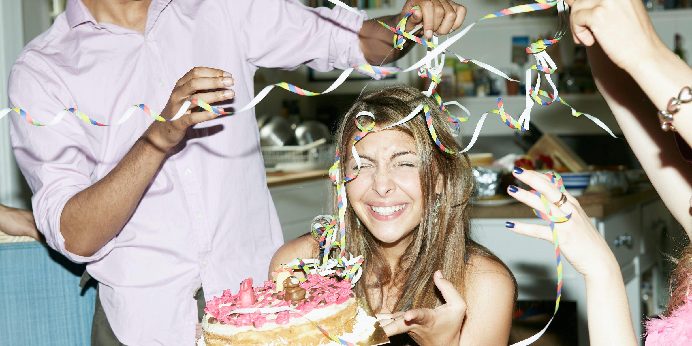 Leute, die einen Geburtstag feiern | Quelle: Getty Images