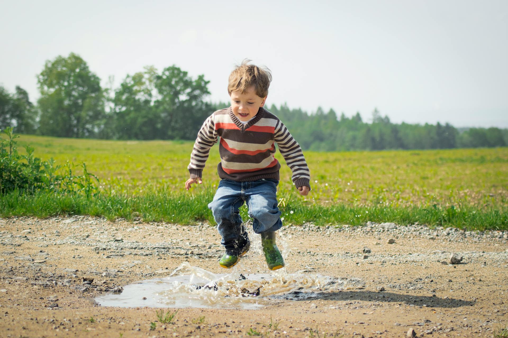 Ein Kind spielt im Freien | Quelle: Pexels