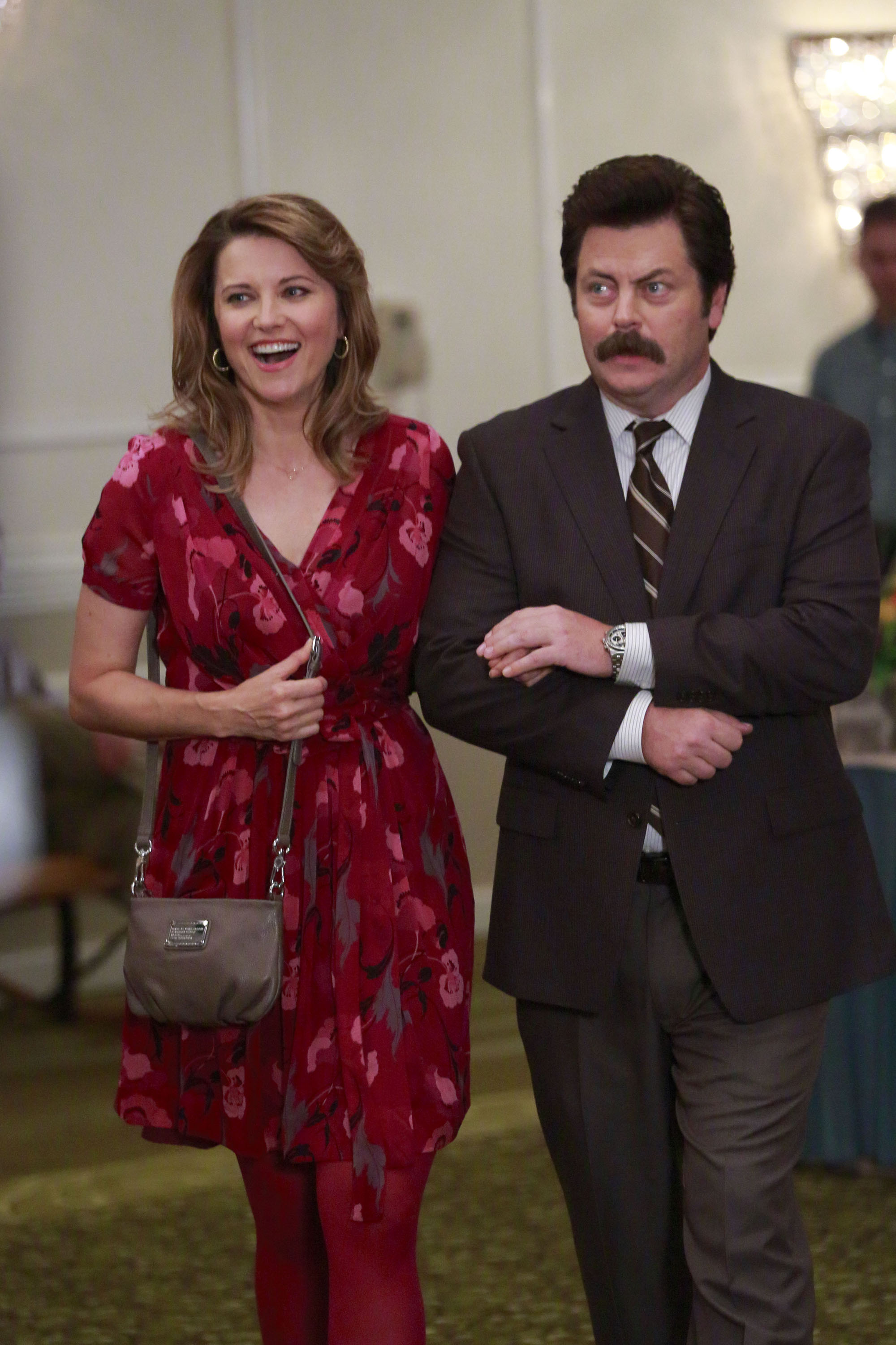 Lucy Lawless als Diane Lewis und Nick Offerman als Ron Swanson in "Parks and Recreation" am 16. Oktober 2012 | Quelle: Getty Images