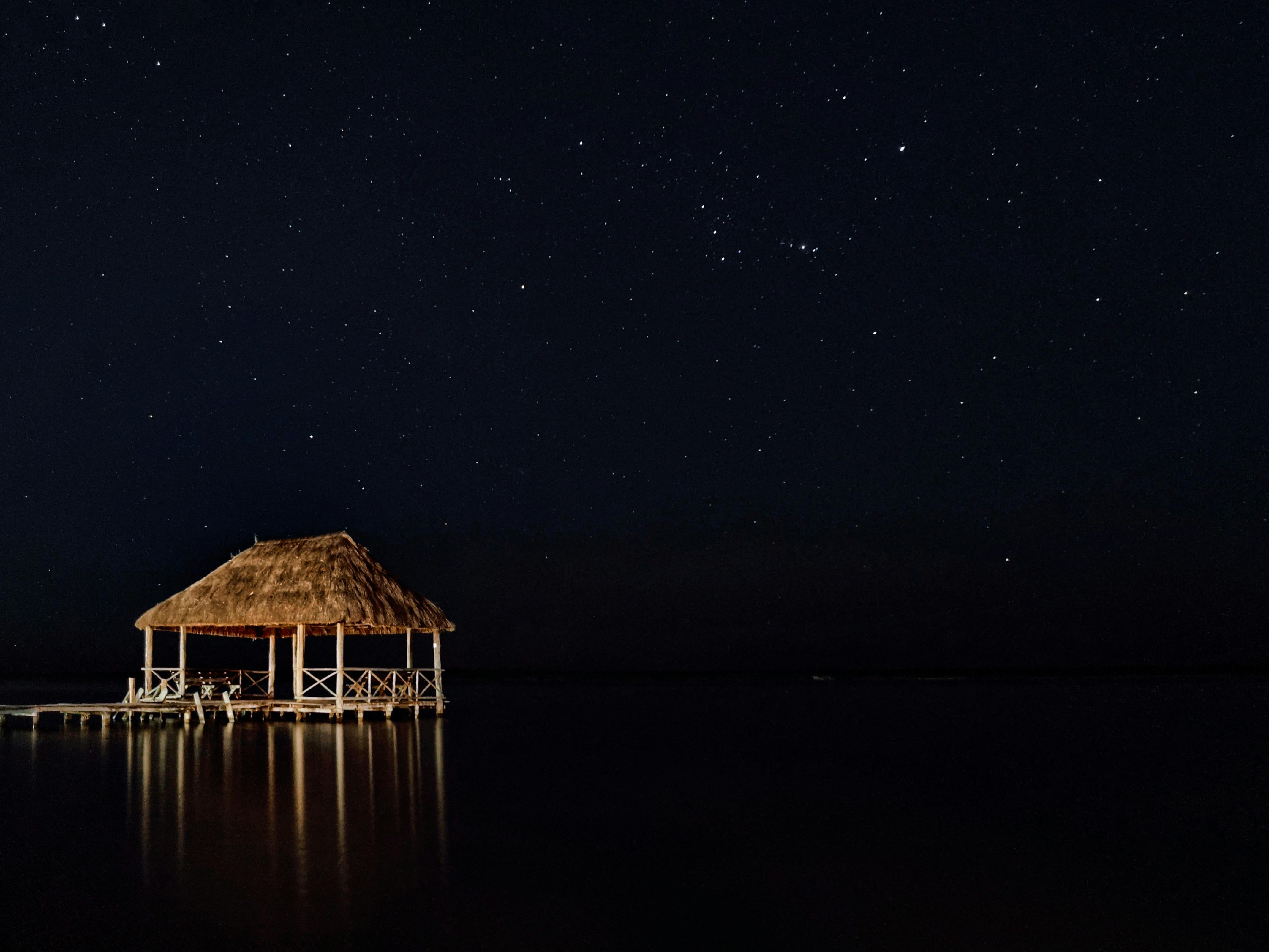 Eine tropische Resortkulisse bei Nacht | Quelle: Pexels