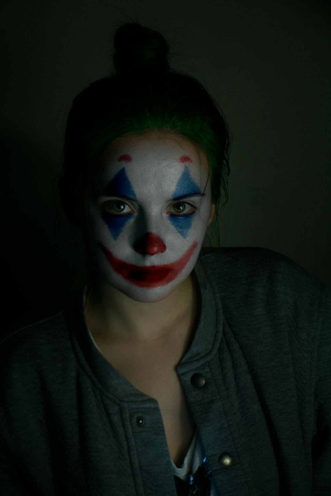 Eine frustrierte Frau, deren Gesicht wie ein Clown bemalt ist | Quelle: Pexels