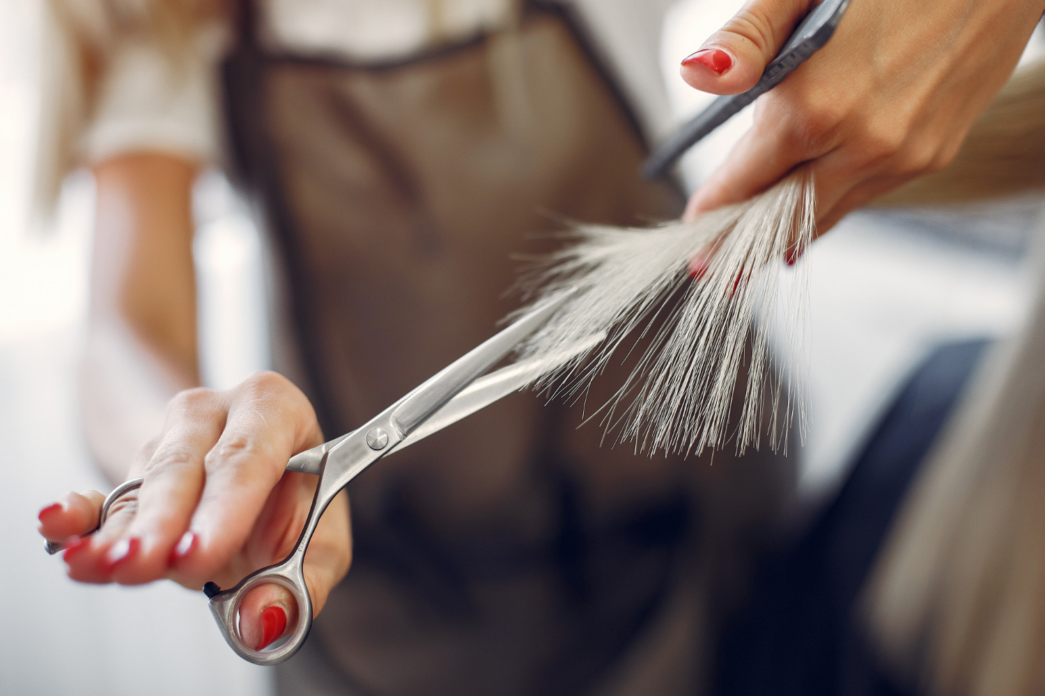 Abgeschnittene Aufnahme einer Frau, die jemandem die Haare schneidet | Quelle: Freepik