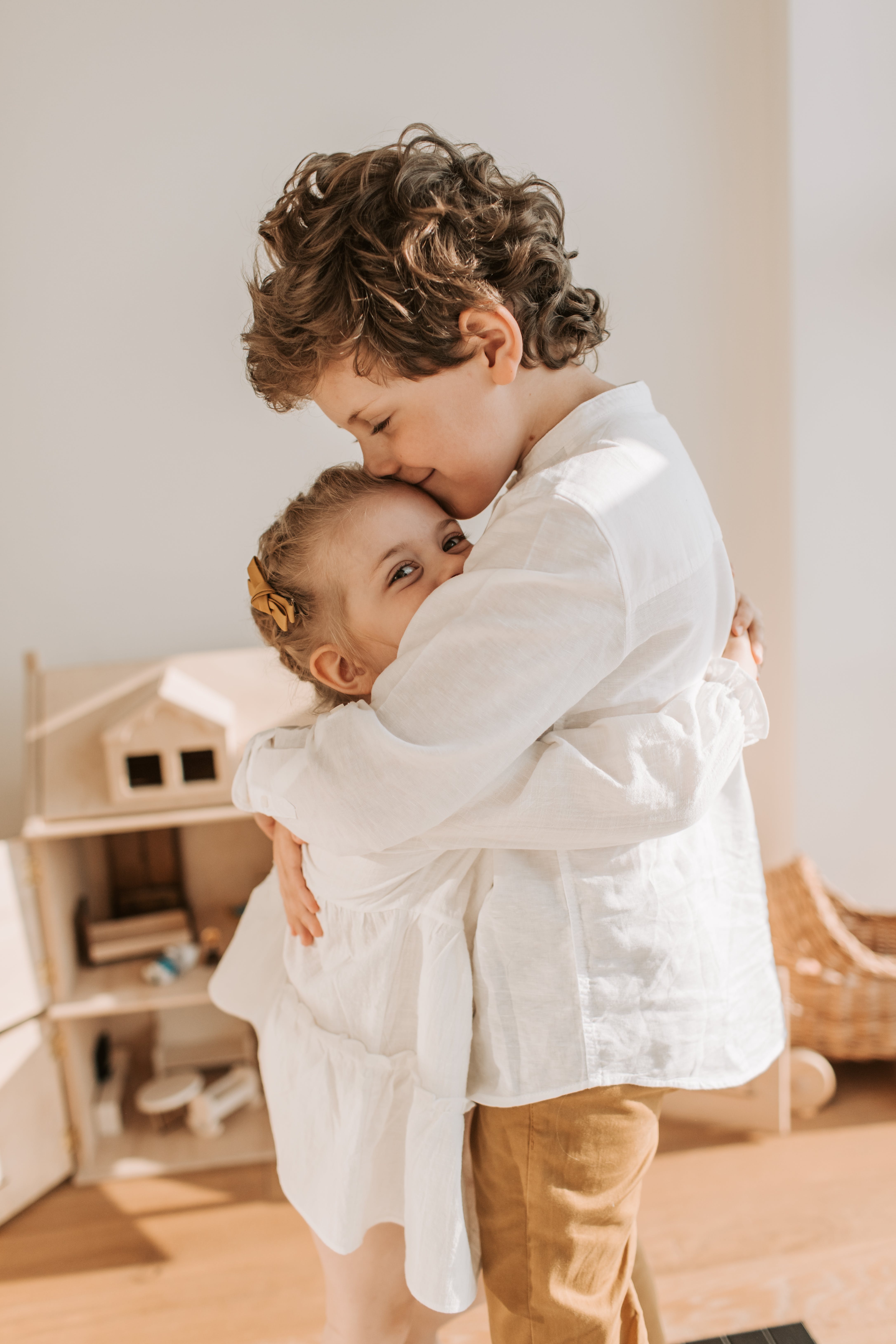 Kleiner Junge und Mädchen, die sich umarmen | Quelle: Pexels