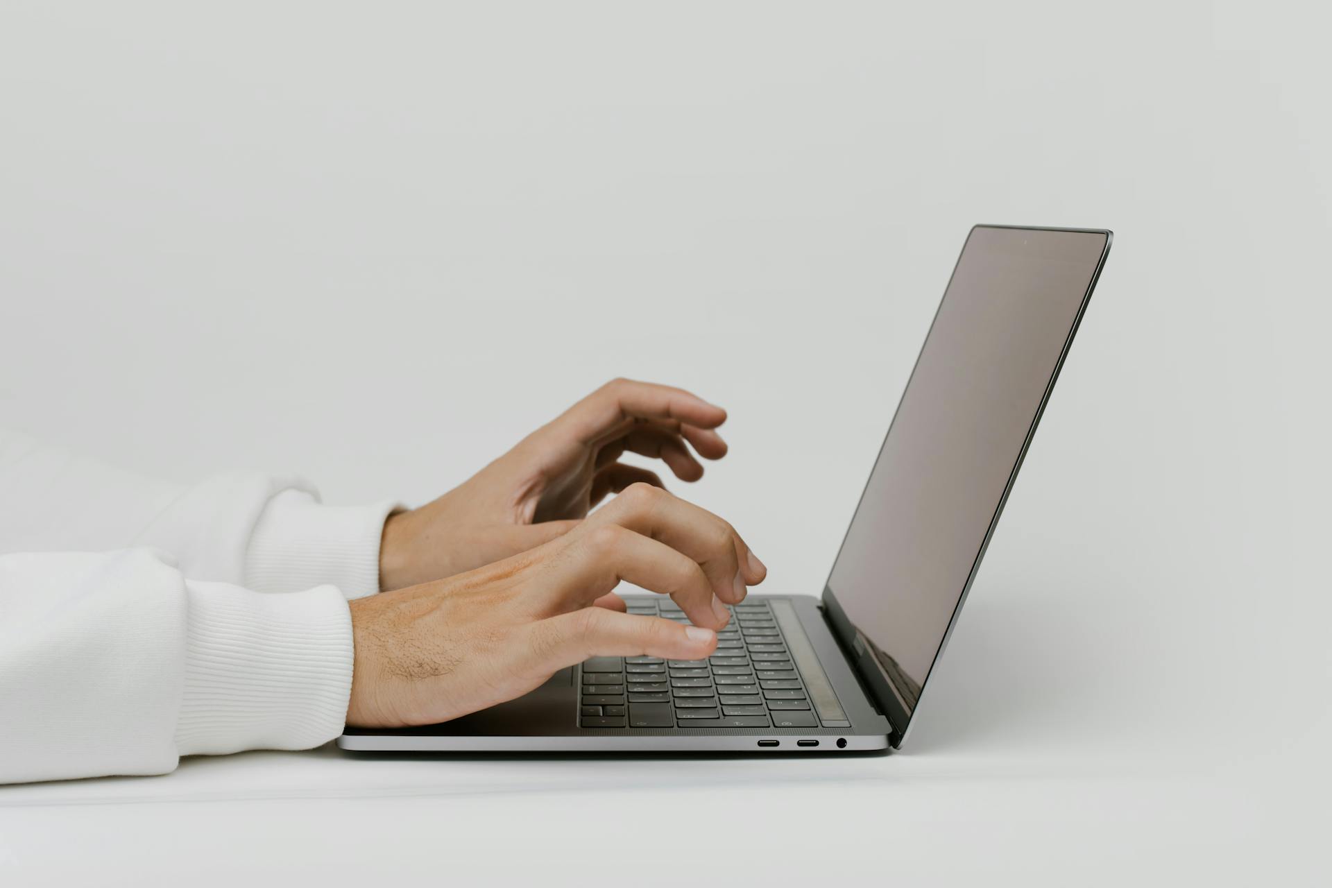 Die Hände eines Mannes auf einem Laptop | Quelle: Pexels