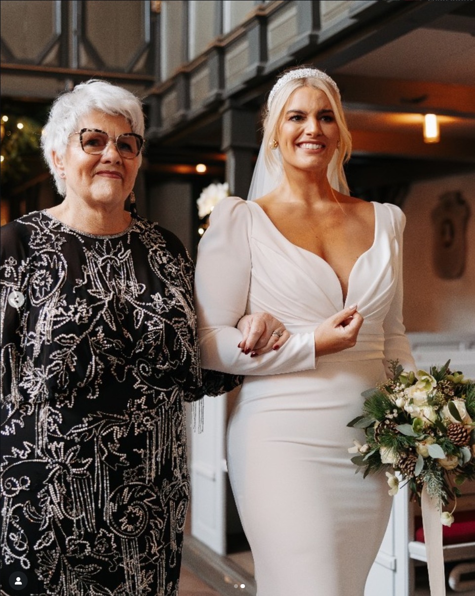 Angelina Kirsch geht den Gang zum Altar | Quelle: Instagram/Bunte