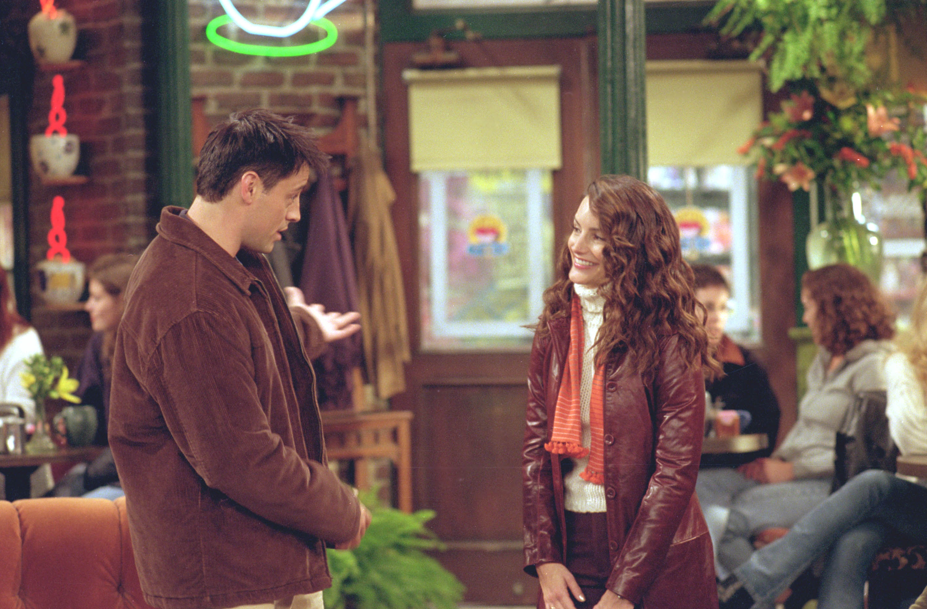 Matt LeBlanc und Kristin Davis am Set von "Friends", 2001 | Quelle: Getty Images