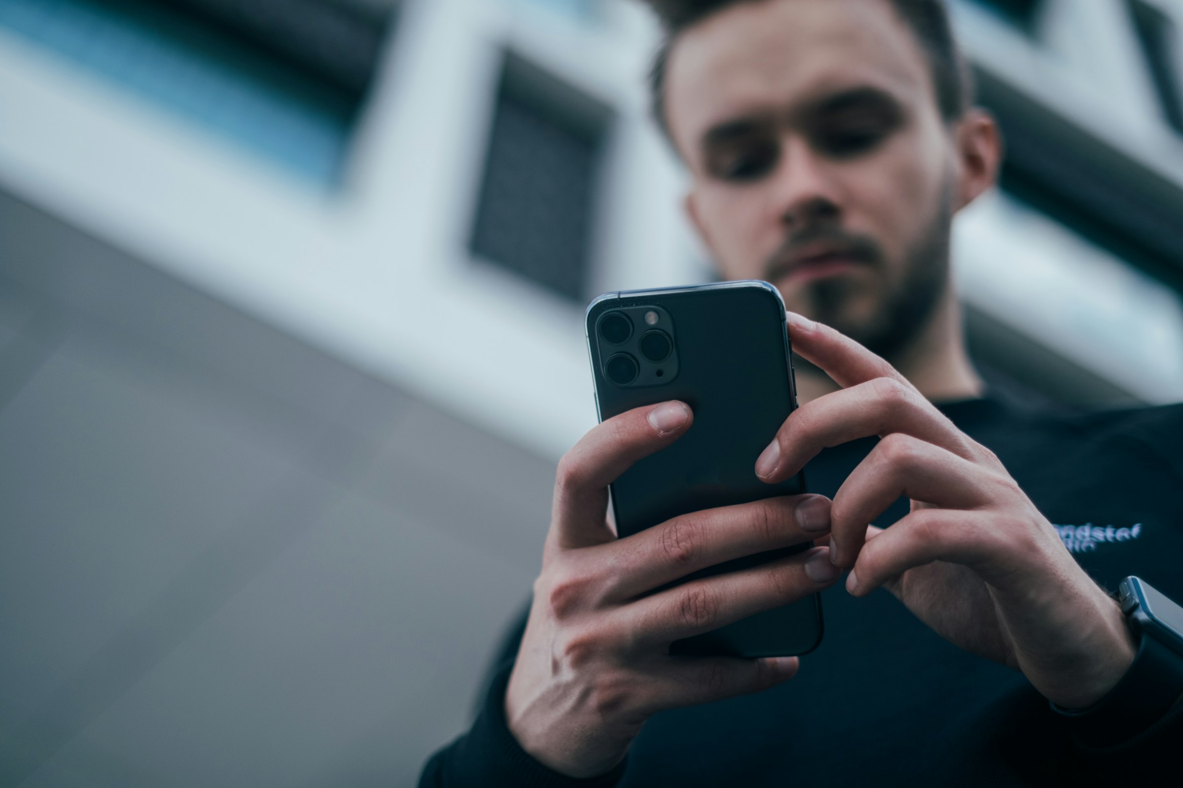 Ein Mann benutzt sein Telefon | Quelle: Unsplash