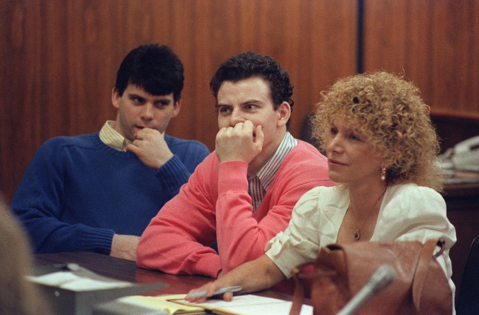 Erik und Lyle Menendez mit ihrem Anwalt während einer Anhörung vor der Verhandlung am 29. Dezember 1992 in Los Angeles, Kalifornien. | Quelle: Getty Images