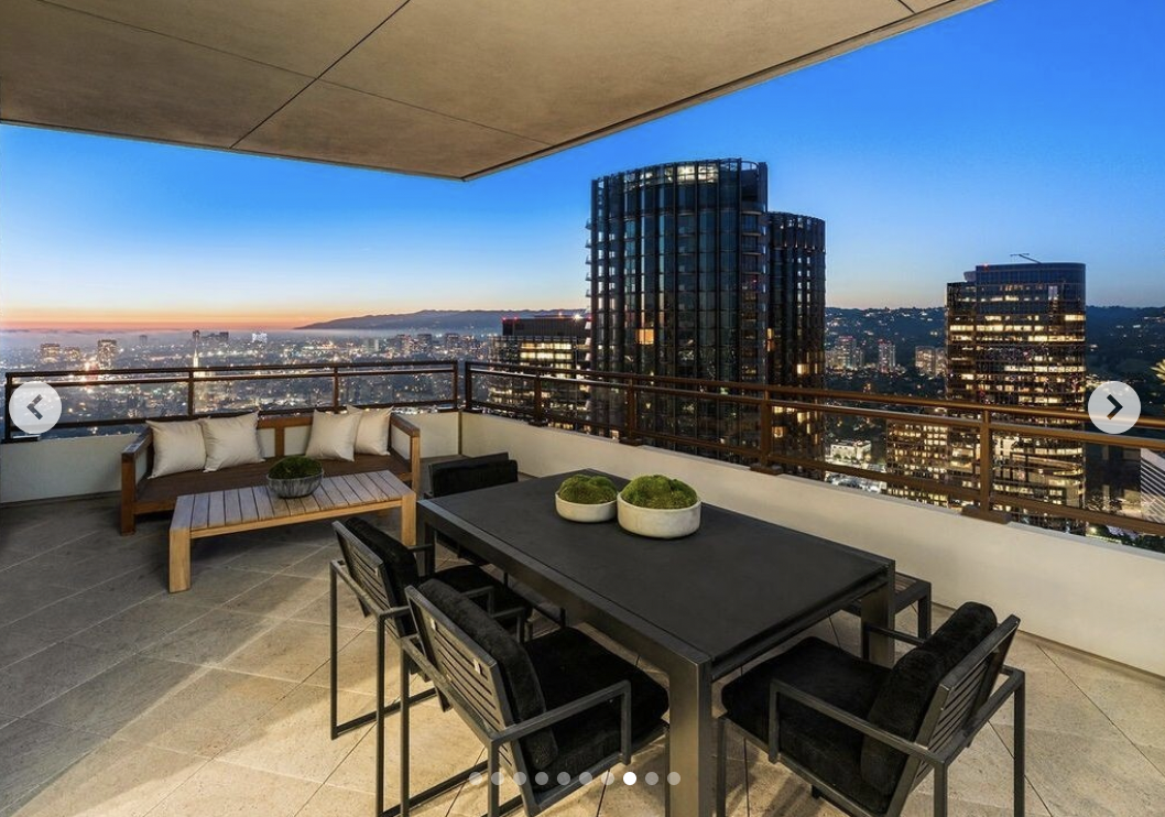 Der Blick von einer der Terrassen in Rihannas Century City-Penthouse, veröffentlicht im März 2024 | Quelle: instagram/robbreportrealestate