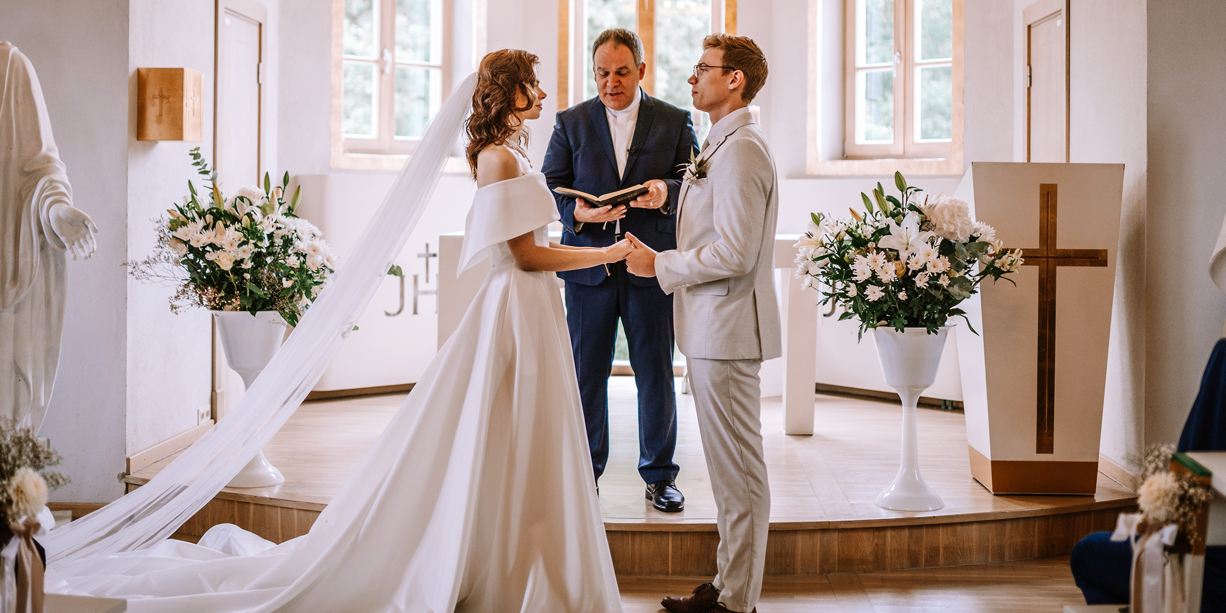 Ein Paar steht vor dem Altar, um zu heiraten | Quelle: Shutterstock