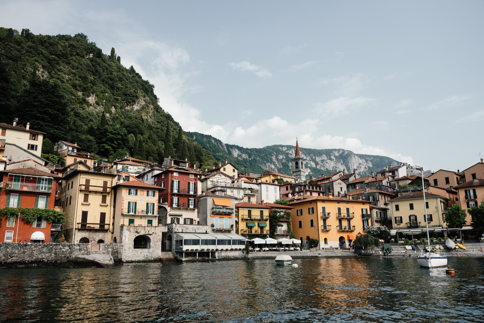 Jacob und Sarah verbrachten ihre Flitterwochen am Comer See in Italien. | Quelle: Pexels