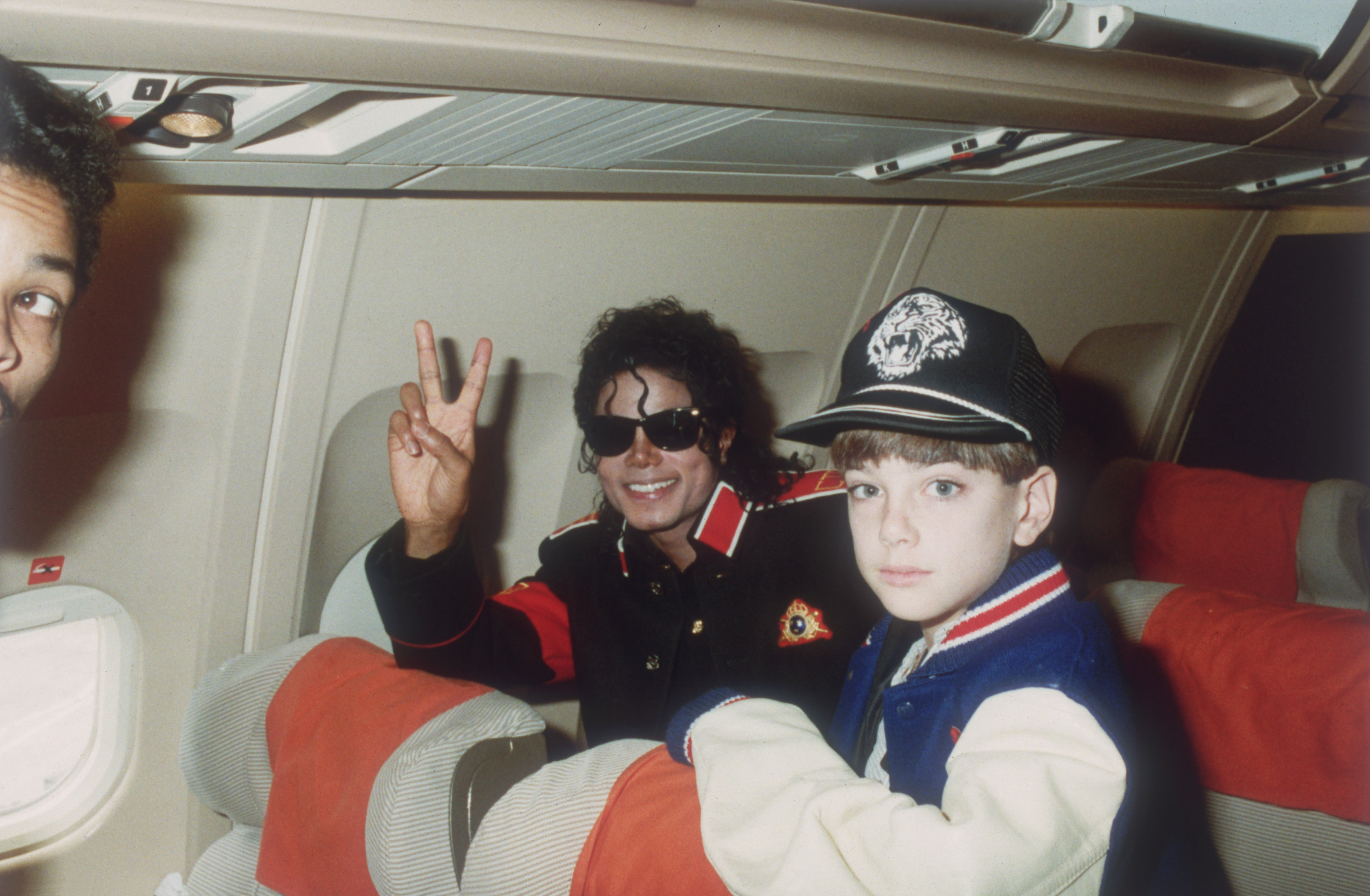 Michael Jackson und 10-jähriger James Safechuck | Quelle: Getty Images