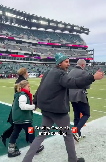 Bradley Cooper kommt mit seiner Tochter Lea De Seine Shayk Cooper zum NFC Championship Game, gepostet am 27. Januar 2025. | Quelle: TikTok/@philadelphiaeagles