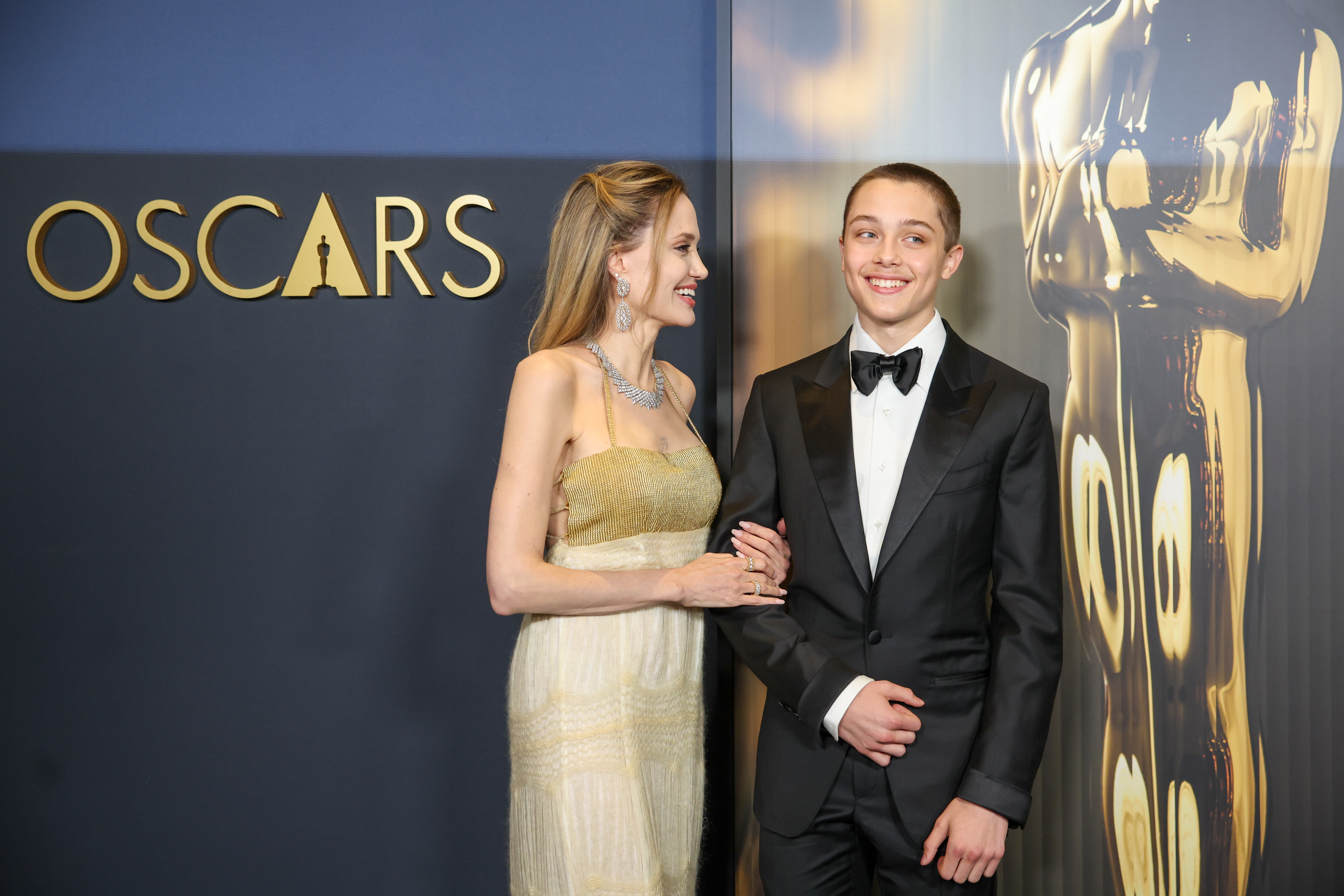 Angelina Jolie und Knox Jolie-Pitt bei den 15. jährlichen Governor's Awards in Los Angeles, Kalifornien am 17. November 2024. | Quelle: Getty Images